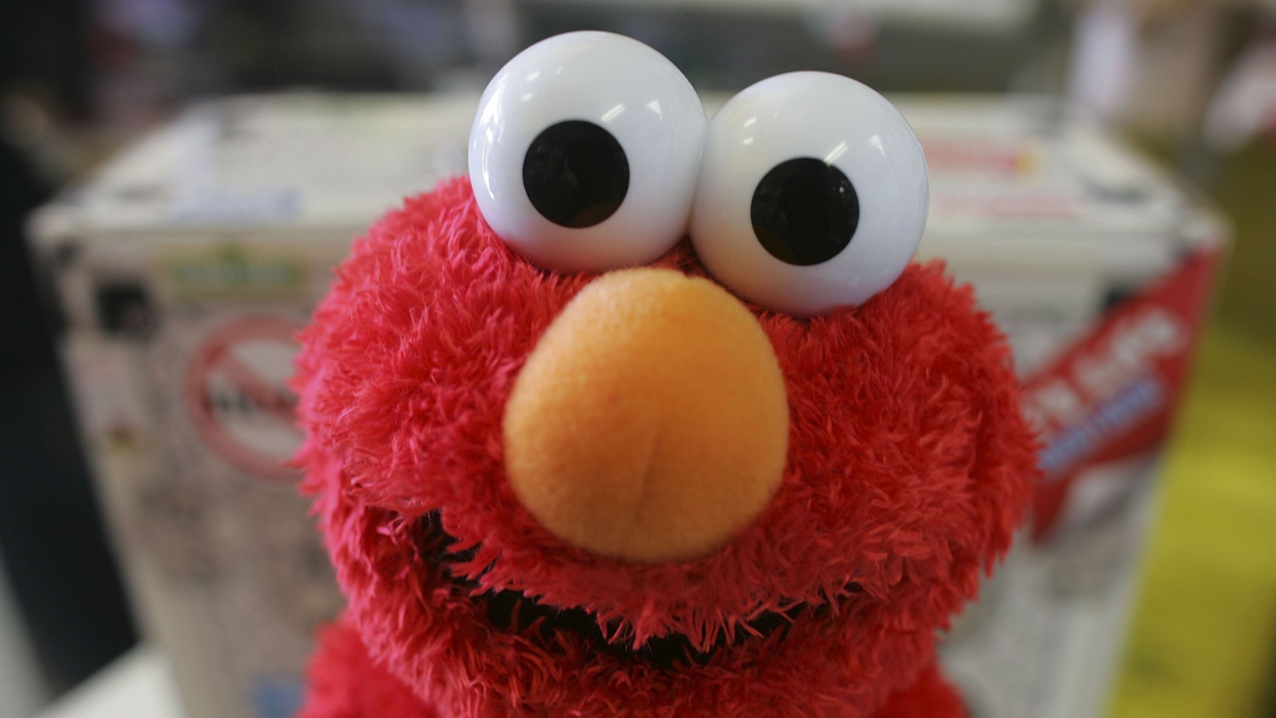 2560x1440 Tickle Me Elmo Without Fur Is an Abomination That Will Haunt Your Dreams for All Eternity