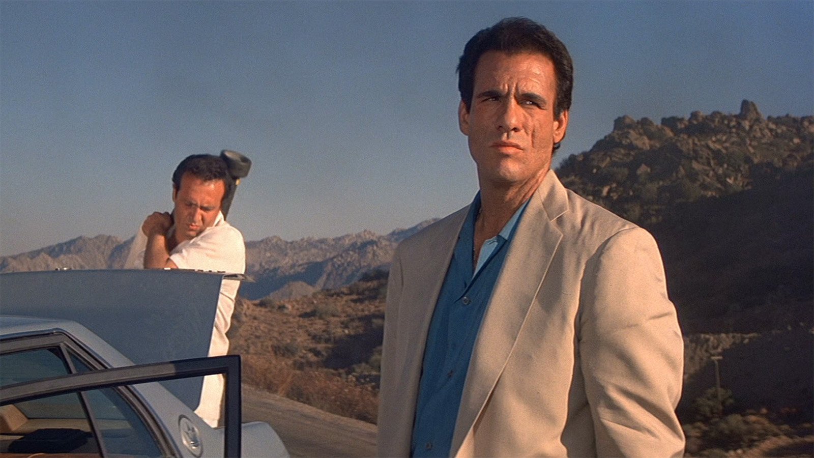 1600x900 Franz Sanchez's Tan Silk Suit in Licence to Kill