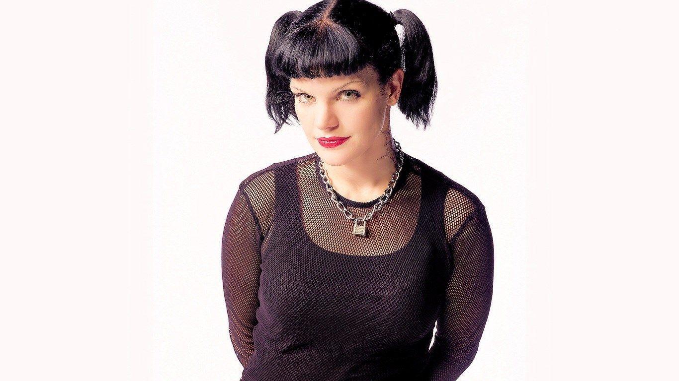 1366x768 Pauley Perrette Background Image, Colson Holiday 2017 03 06
