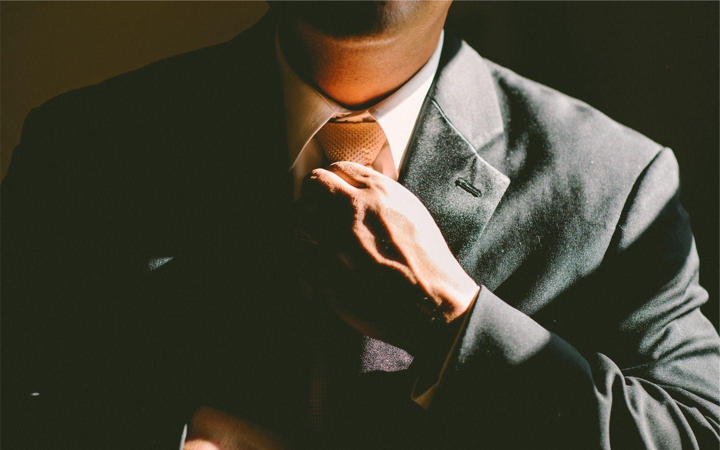 1440x900 Download wallpaper 1440x900 man, tie, hand, suit, business
