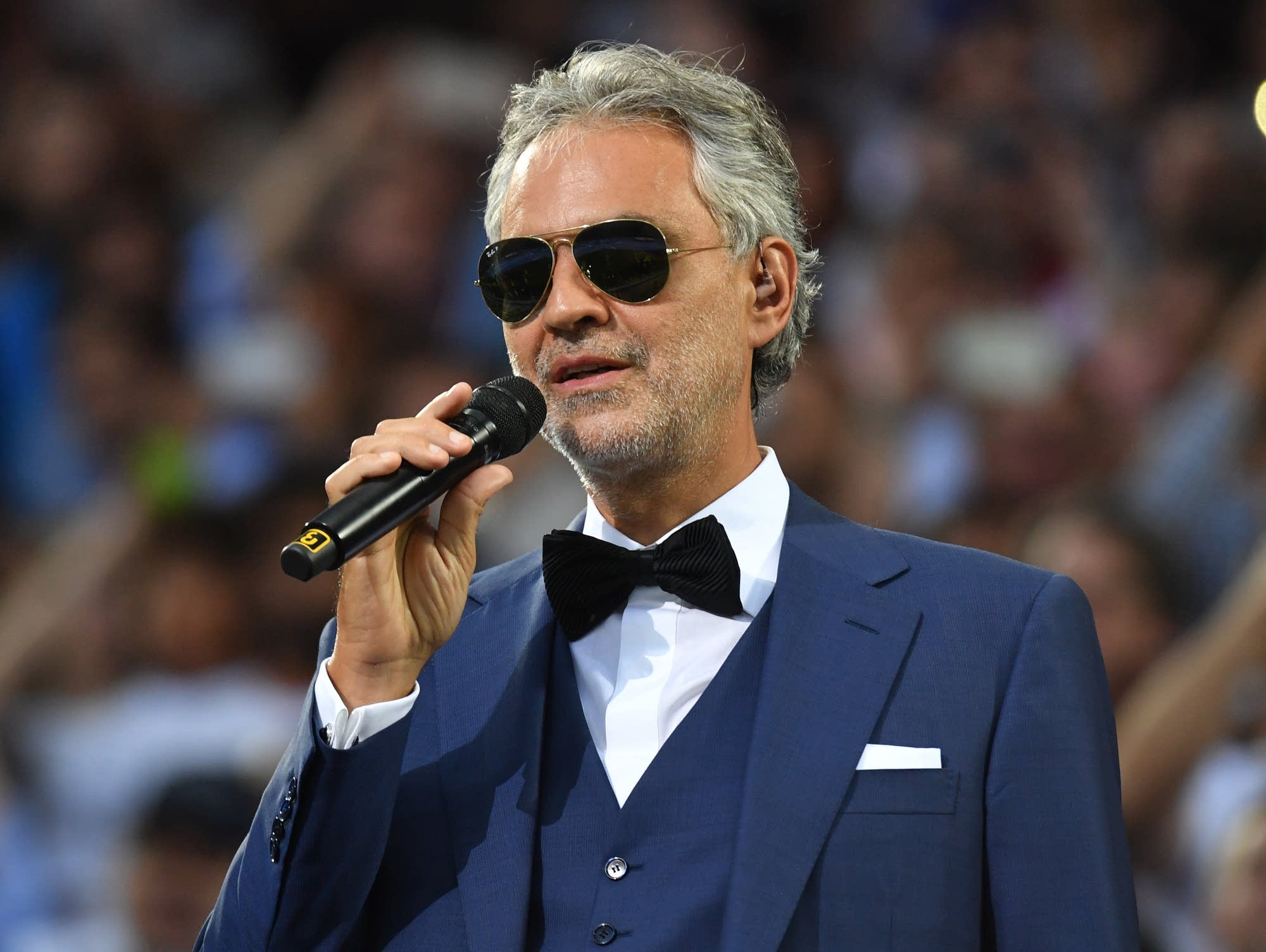2000x1504 Andrea Bocelli Singing Performance HD Wallpaperx1504