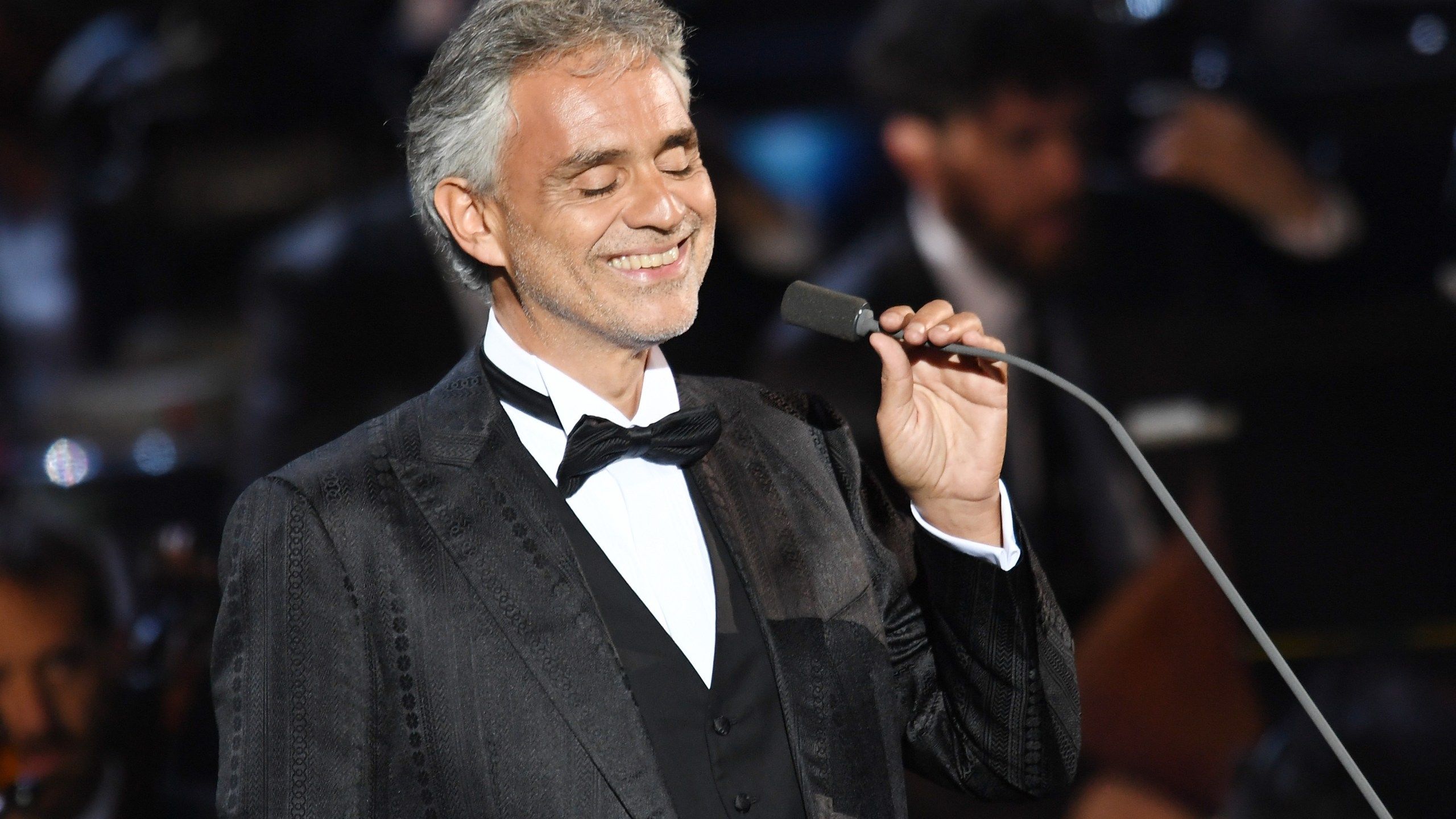 2560x1440 Andrea Bocelli will perform live from Italy's empty Duomo cathedral on Easter
