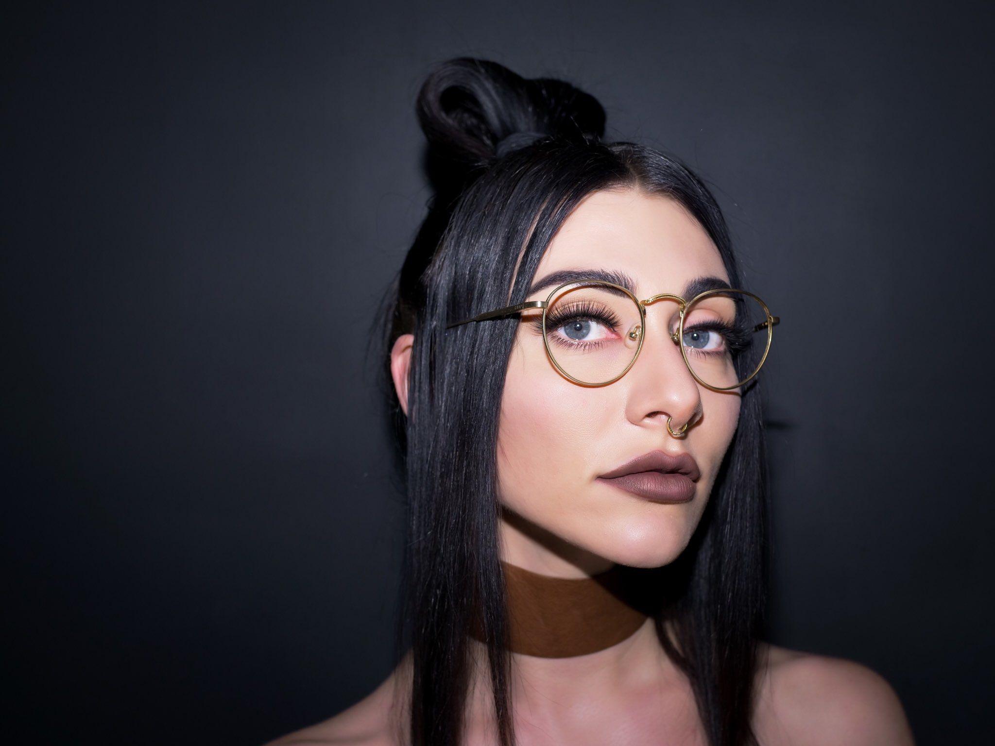 Qveen Herby Wallpapers - Top Free Qveen Herby Backgrounds - WallpaperAccess