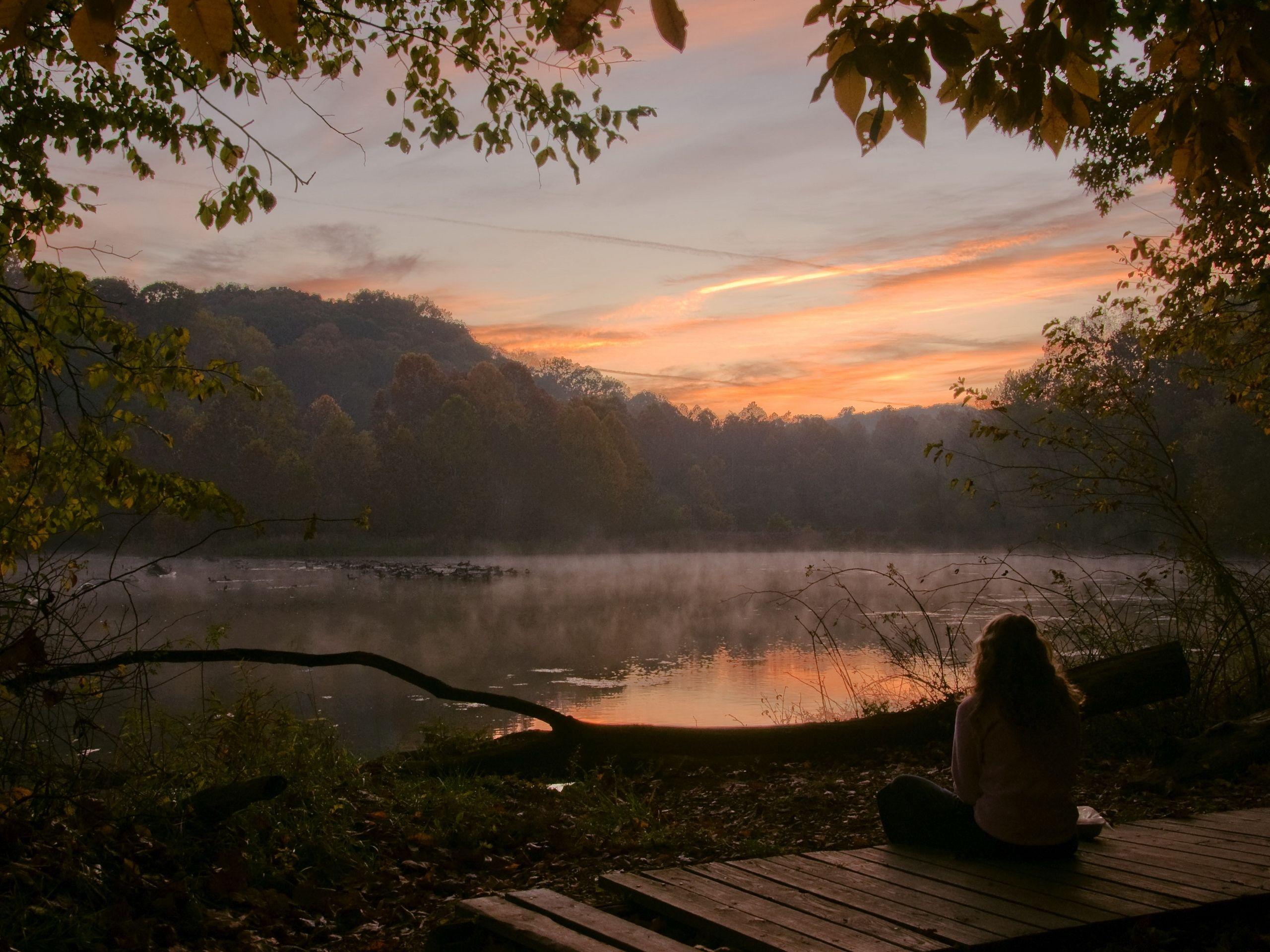2560x1920 Download wallpaper 2560x1920 girl, lake, look, back, decline
