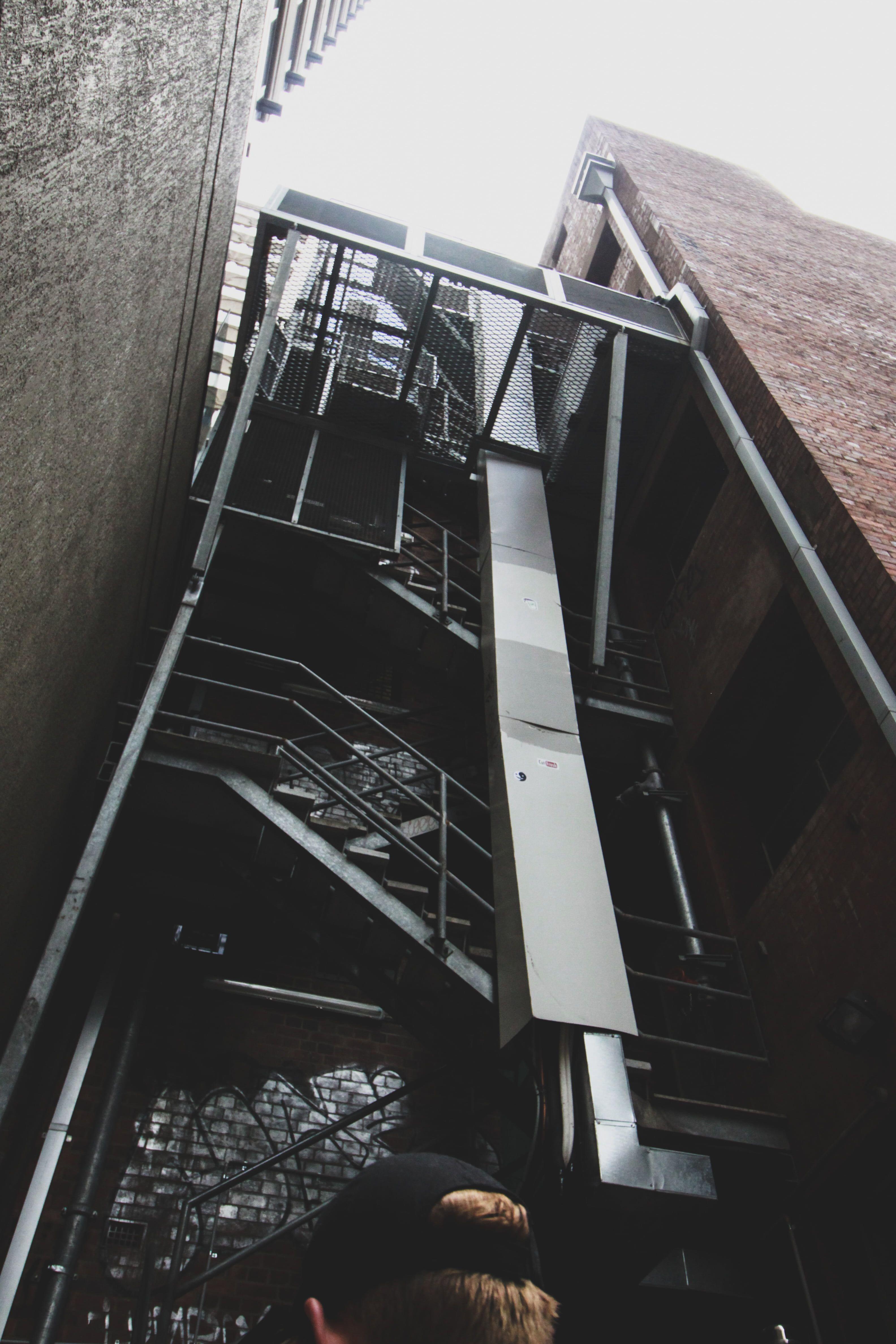 3168x4752 Black and white computer tower, cityscape, beach, urbex, alleyway