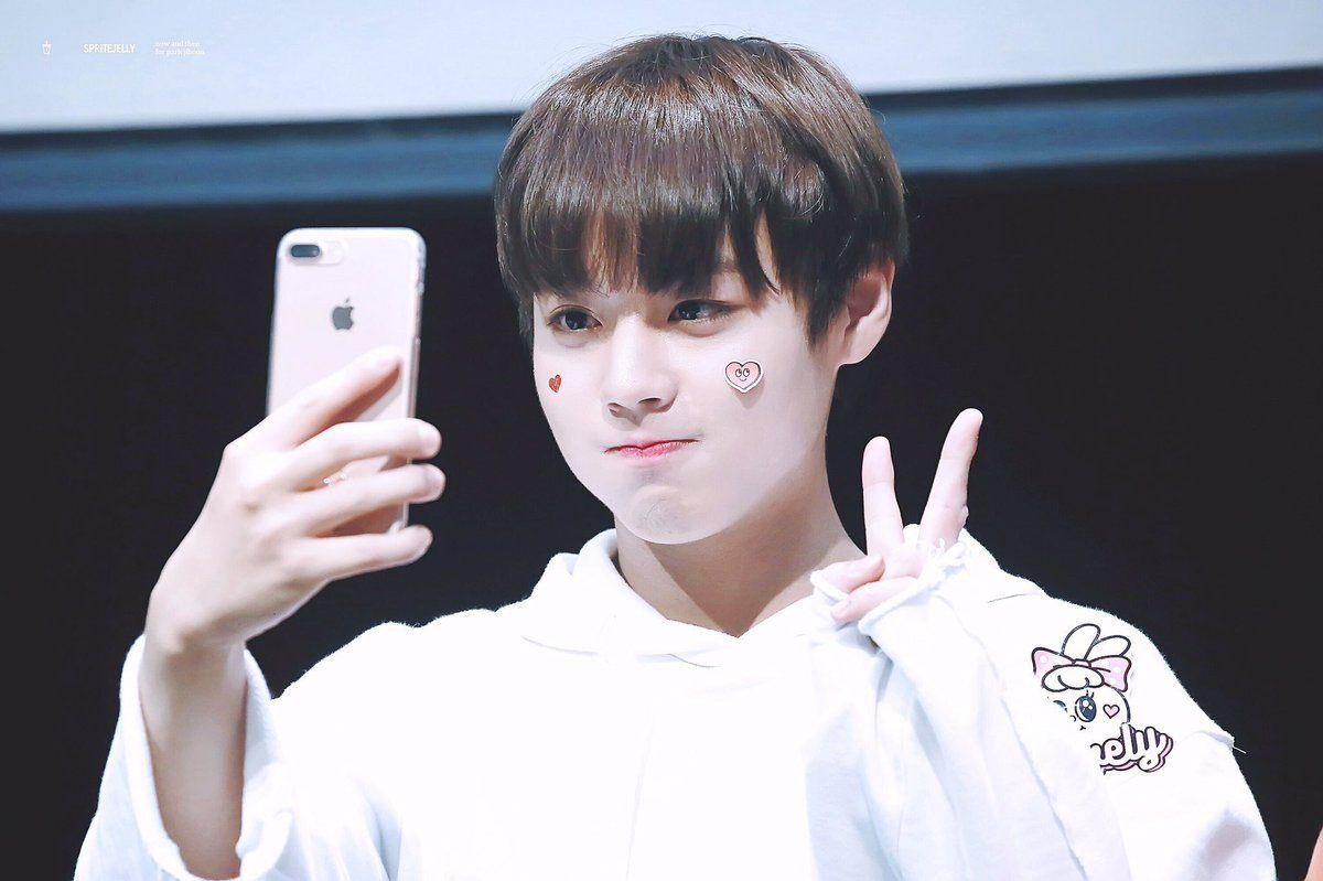 1200x799 Free download Wanna Ones Park Jihoon struggles using an iPhone