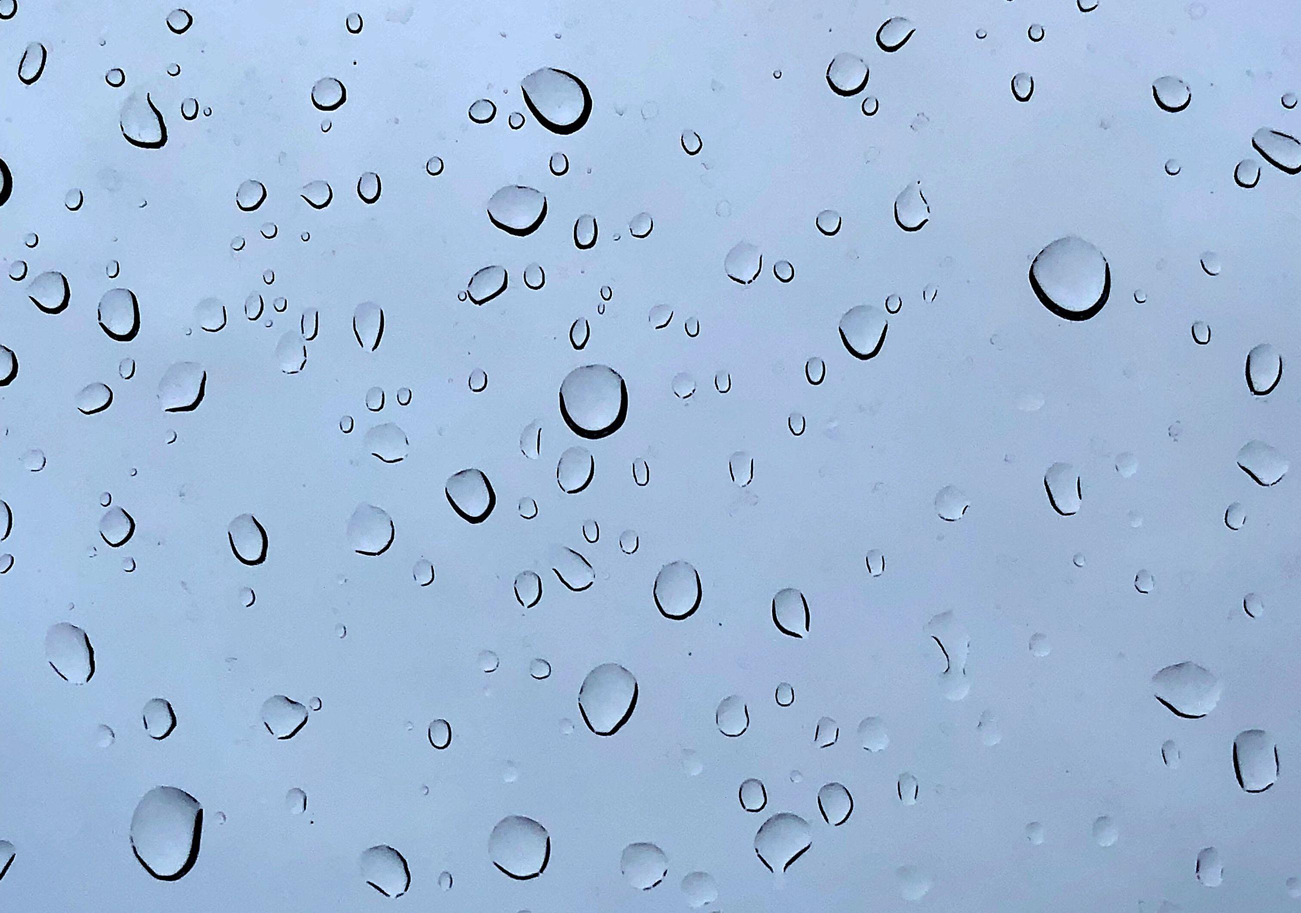 2600x1825 Enjoy a Beautiful Water Droplets Wallpaper