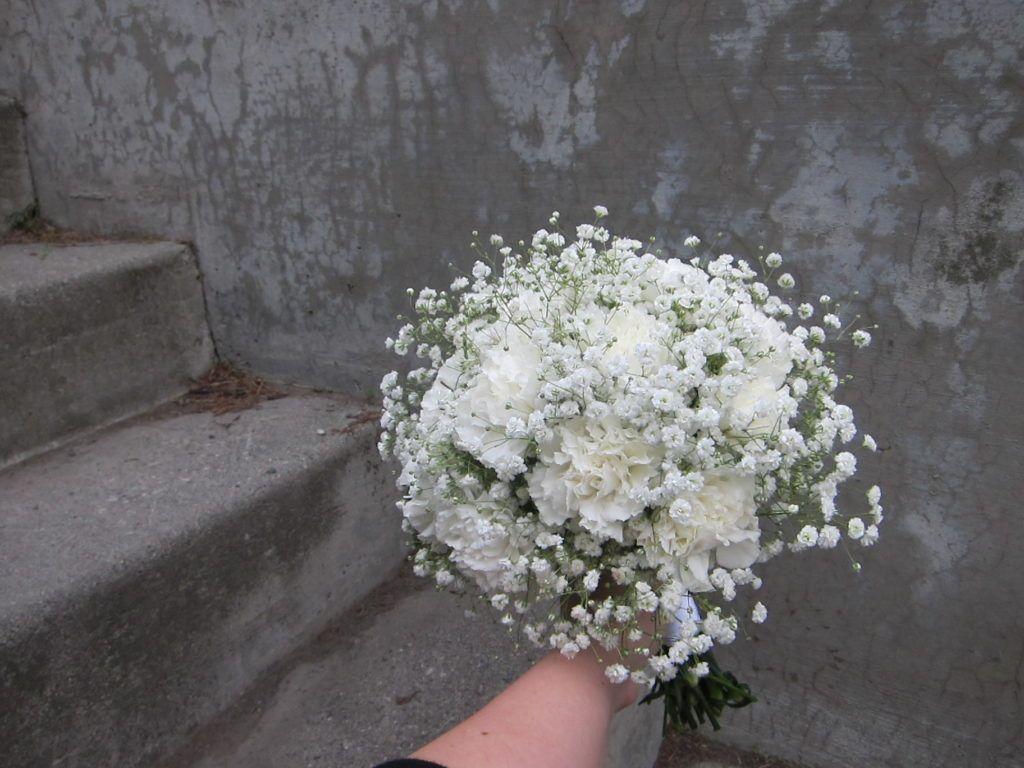 1024x768 Classic Bridal Bouquet Of White Carnations And Baby