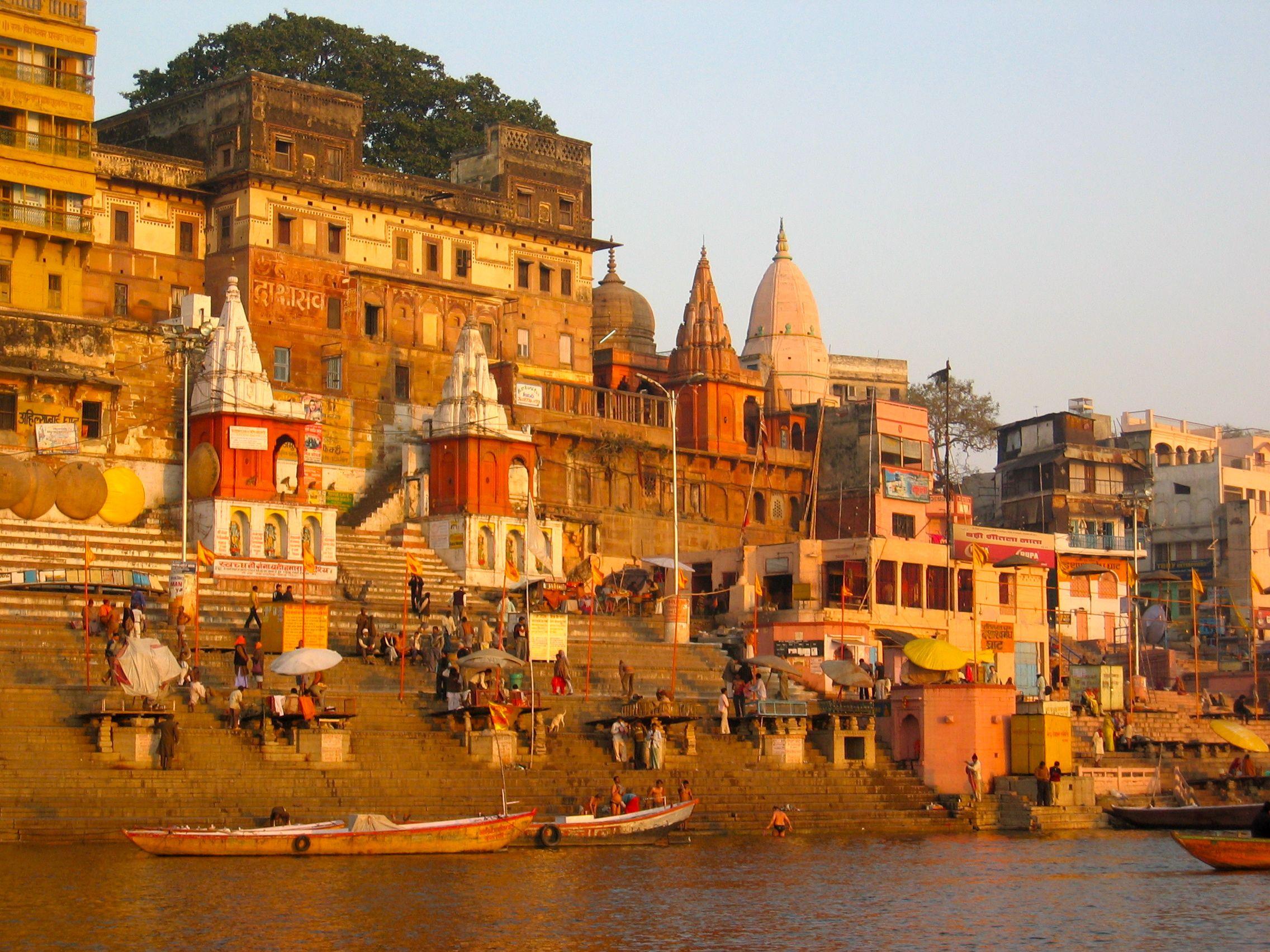 Индийские города. Варанаси город в Индии. Бенарес Варанаси. Варанаси Varanasi Индия. Набережная Варанаси.