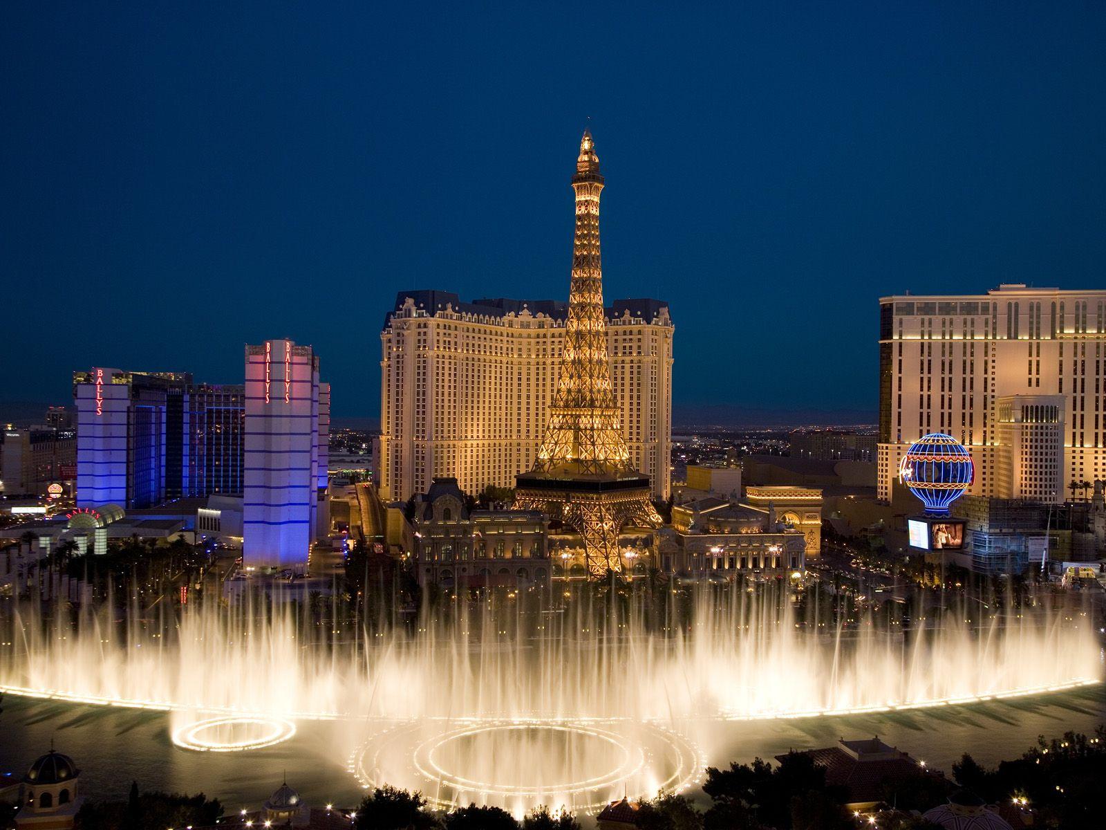 1600x1200 Bellagio Fountains and City View Wallpaper
