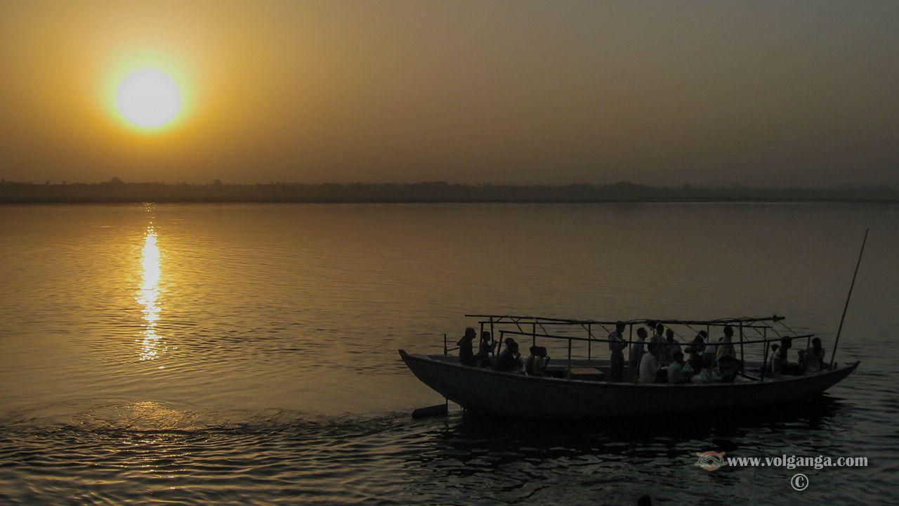 1280x720 Sunrise at the river Ganges, Varanasi Exclusive Wallpaper