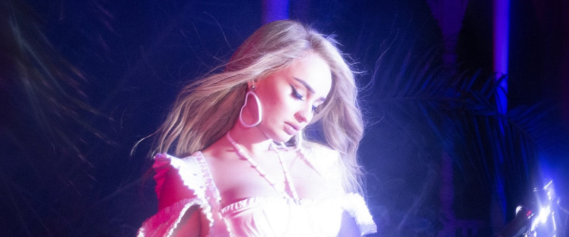 1920x800 Kim Petras Wallpaper