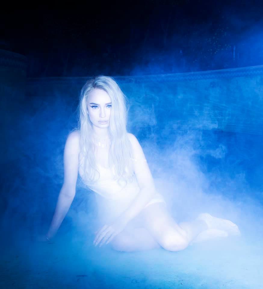 874x960 Kim Petras Wallpaper