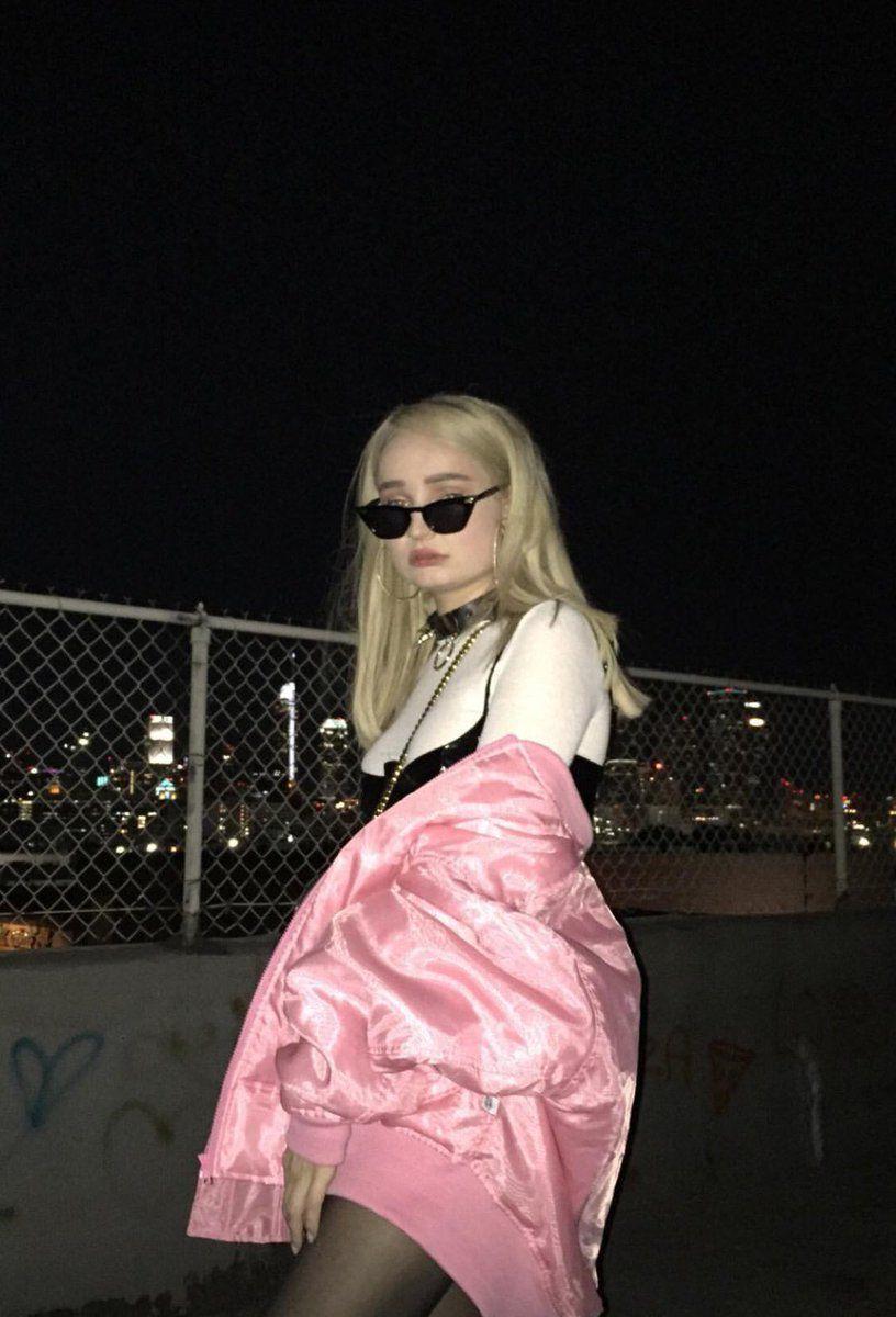 816x1200 Tweets com conteúdo multimídia por Kim Petras