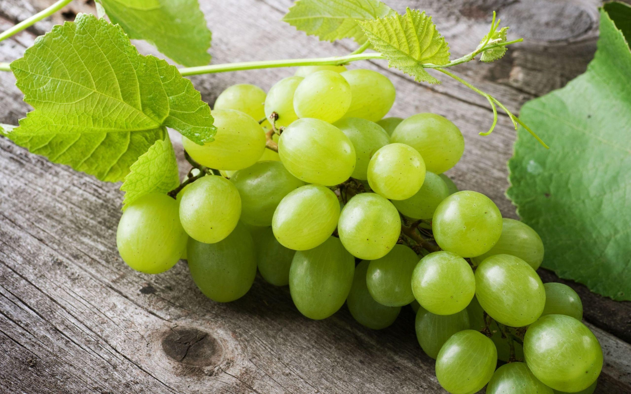 2560x1600 A bunch of grapes Mac Wallpaper Download