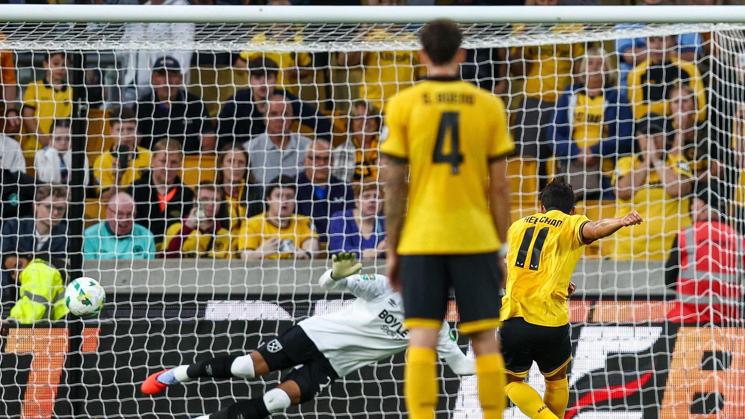 2560x1440 Wolves News: Vitor Pereira Praises Hwang Hee Chan After Family Loss