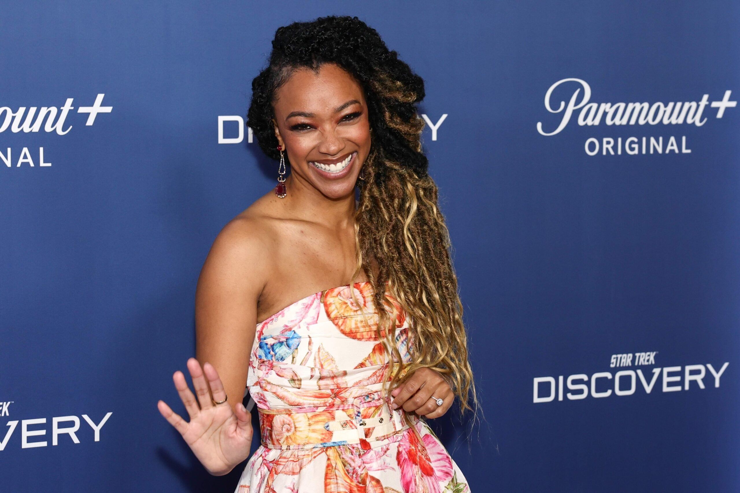 2560x1707 Star Trek: Discovery' Star Sonequa Martin Green Looks Gorgeous While Celebrating 5 Seasons As 1st Black Female Captain