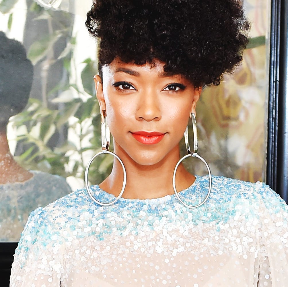 1004x1000 Sonequa Martin Green Beauty Routine Martin Green Shows Us How An Intergalactic Space Heroine Kick Starts Her Day