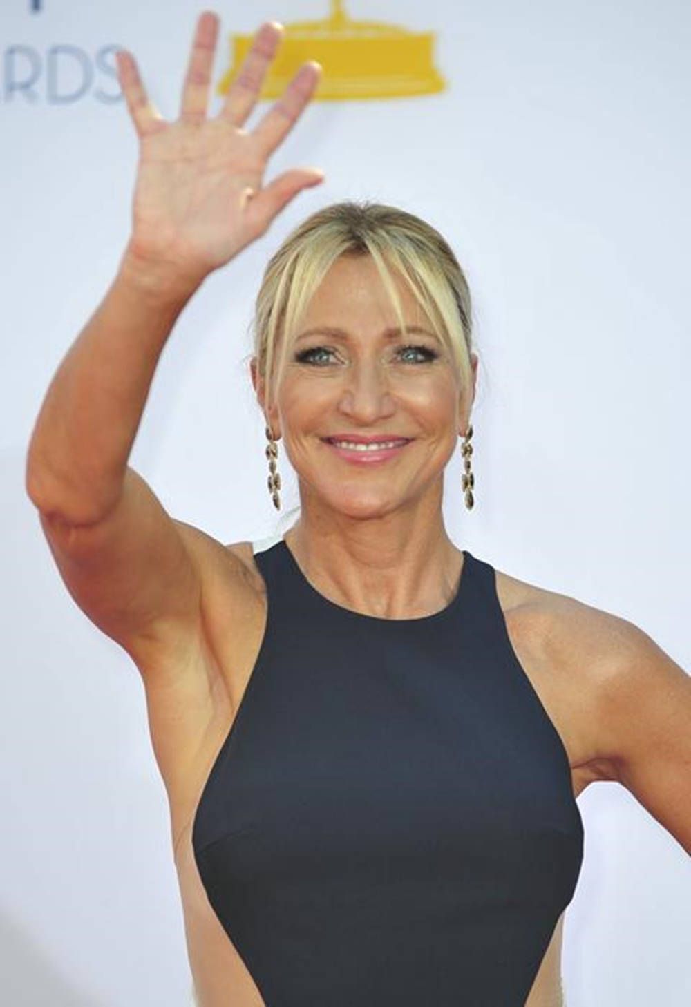 1000x1458 Download Award Winning Actress Edie Falco Wallpaper
