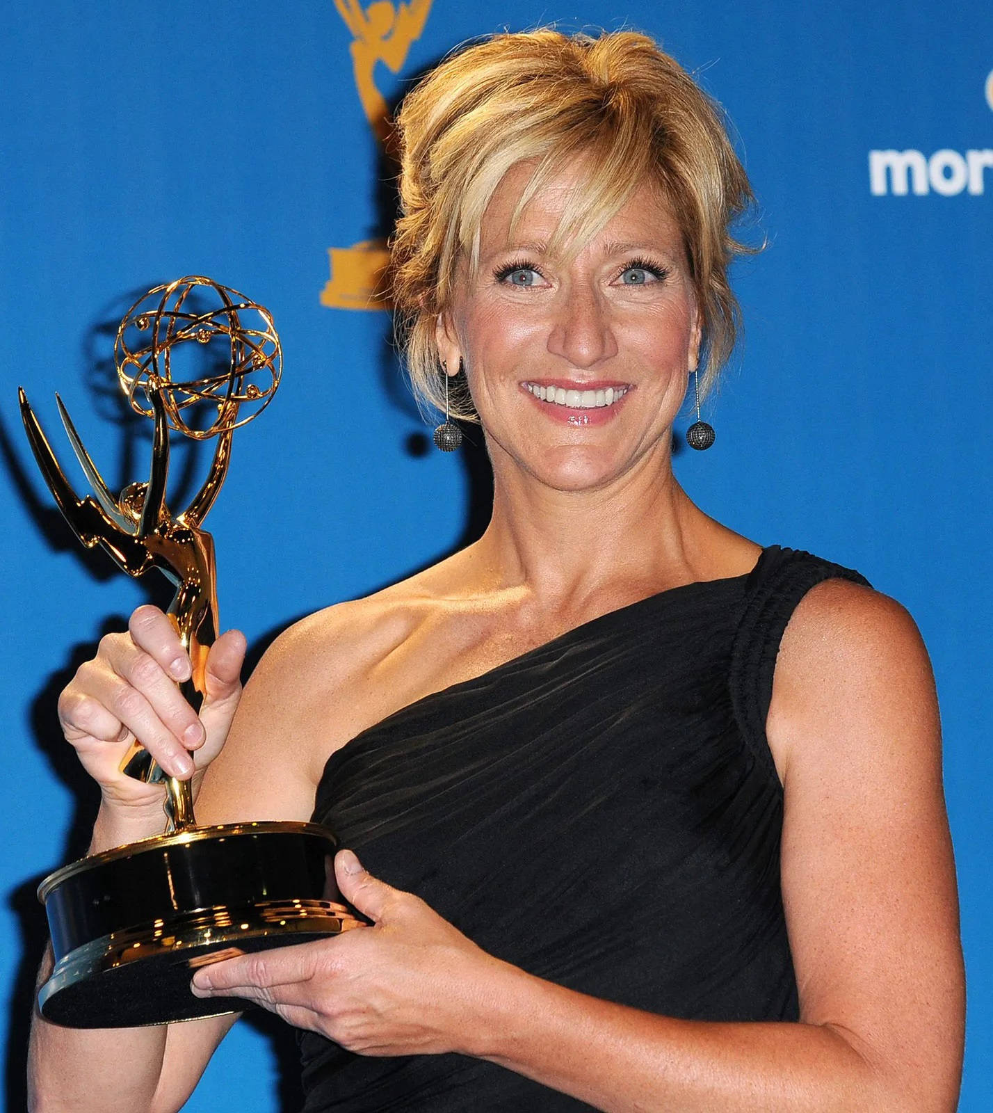 1428x1600 Download Award Winning Actress Edie Falco In A Prestigious Event Wallpaper