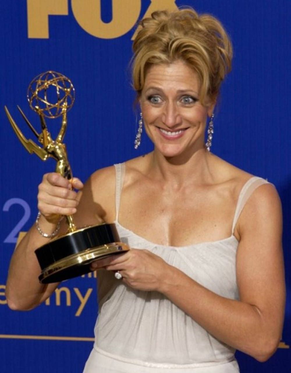 1000x1280 Download Edie Falco At A Red Carpet Event Wallpaper
