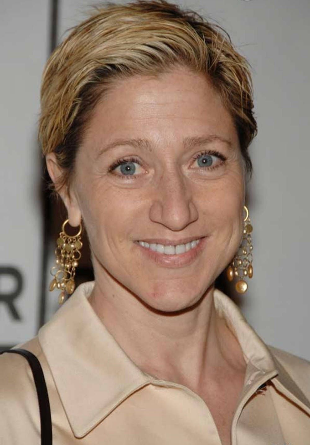 1000x1432 Download Edie Falco Grey Eyes Wallpaper