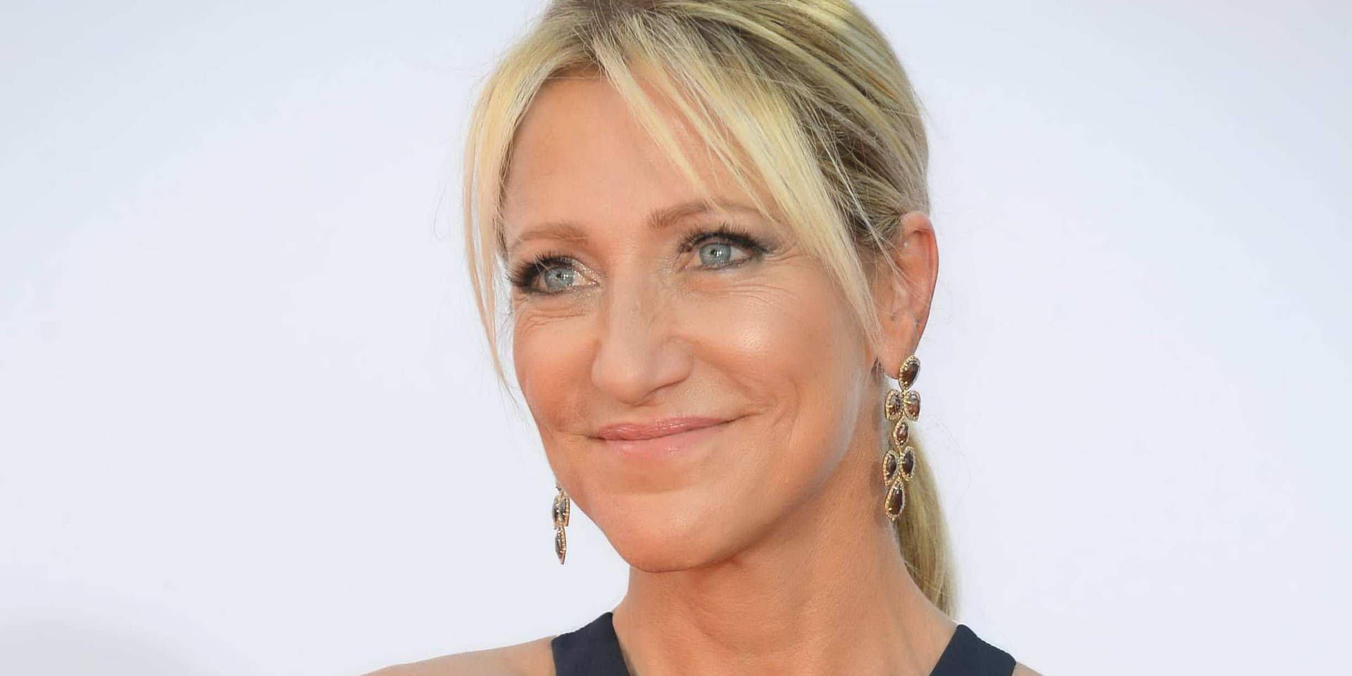 1920x960 Download Award Winning Actress Edie Falco With Ponytail Hairstyle Wallpaper