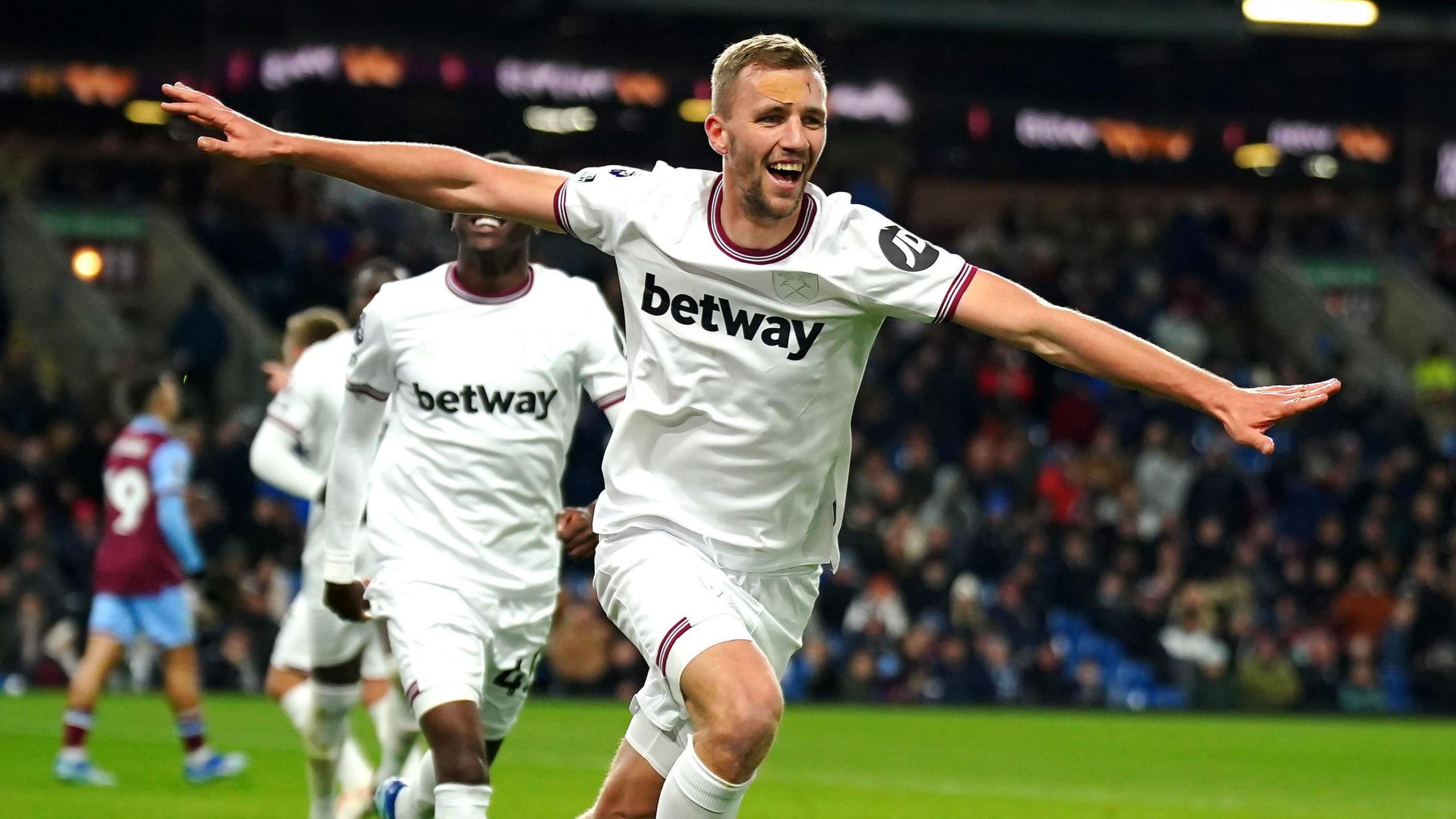 2560x1440 West Ham: Tomas Soucek signs new contract until June 2027