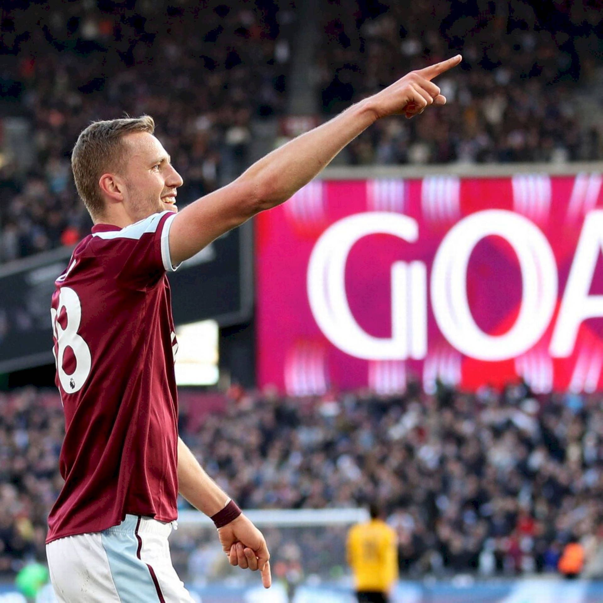 1920x1920 Download Tomas Soucek Pointing At Something Wallpaper