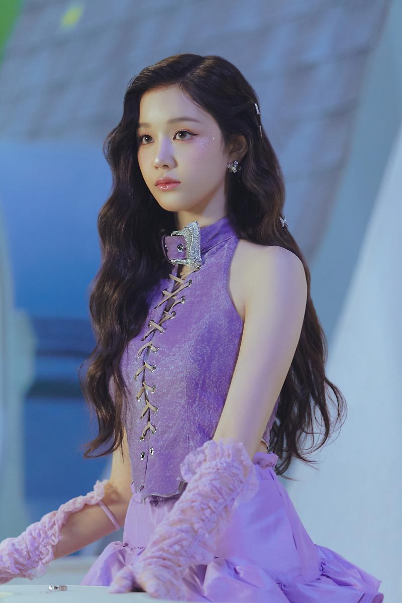 800x1200 Pharita in Behind The Scenes from Stuck In The Middle MV