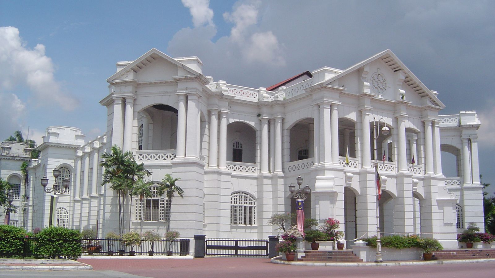 1600x900 Ipoh. Cave Temples, Food Scene & Heritage