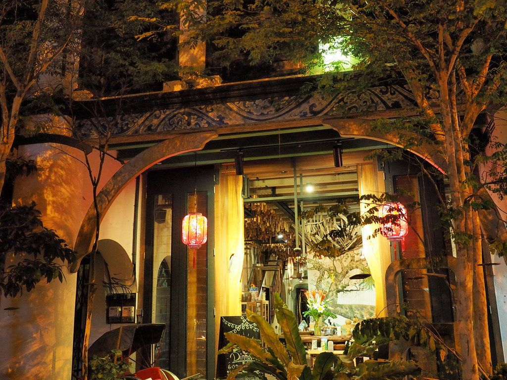 1024x768 Many plants and decoration in front of The Happy 8 Cafe, O
