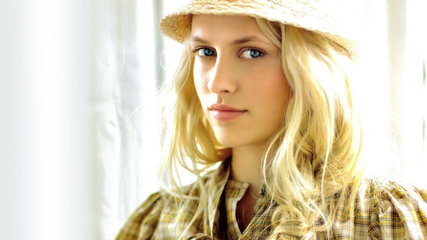 1366x768 Teresa Palmer Wallpaper