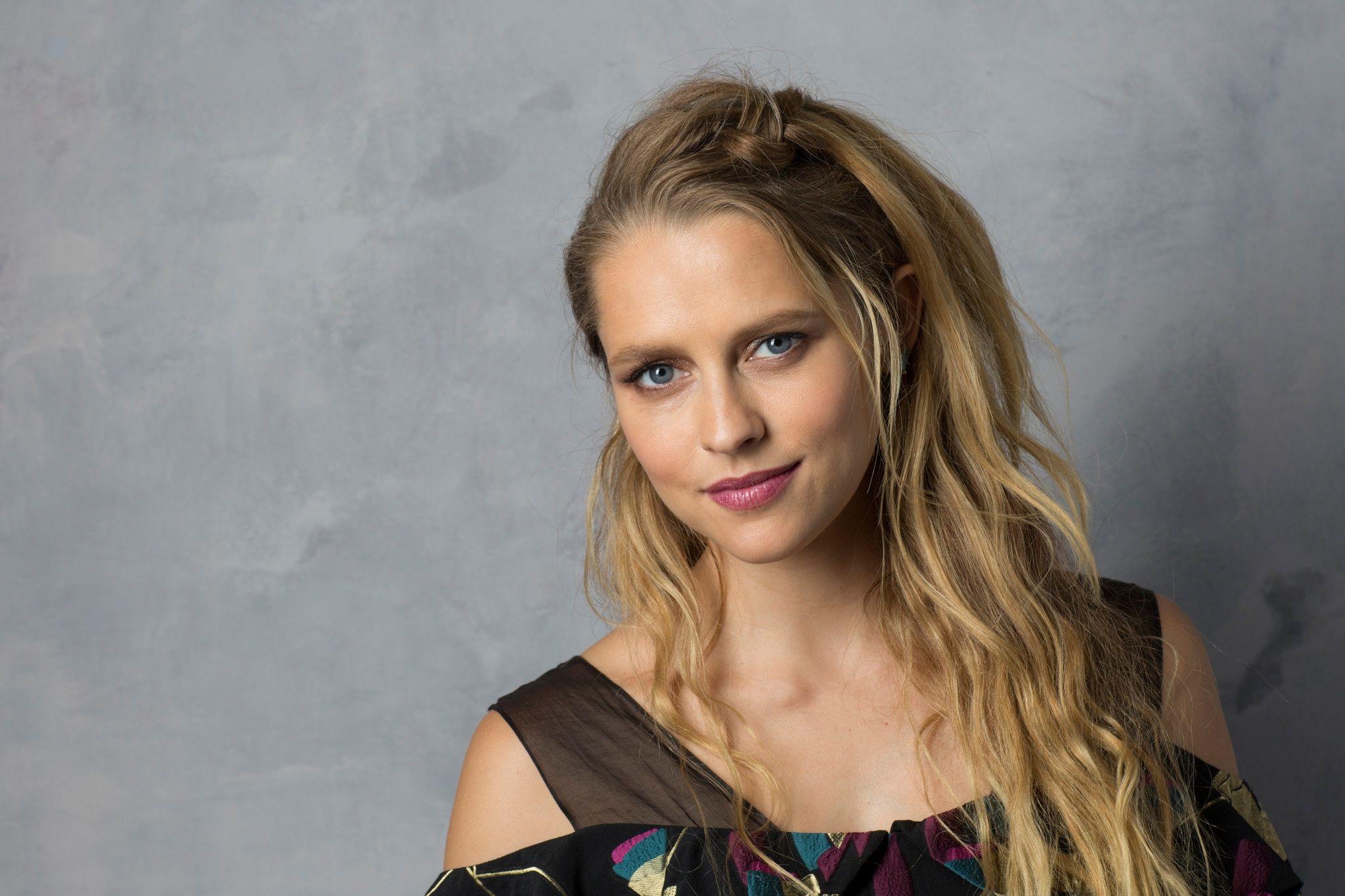 2048x1365 Teresa Palmer HD Wallpaper