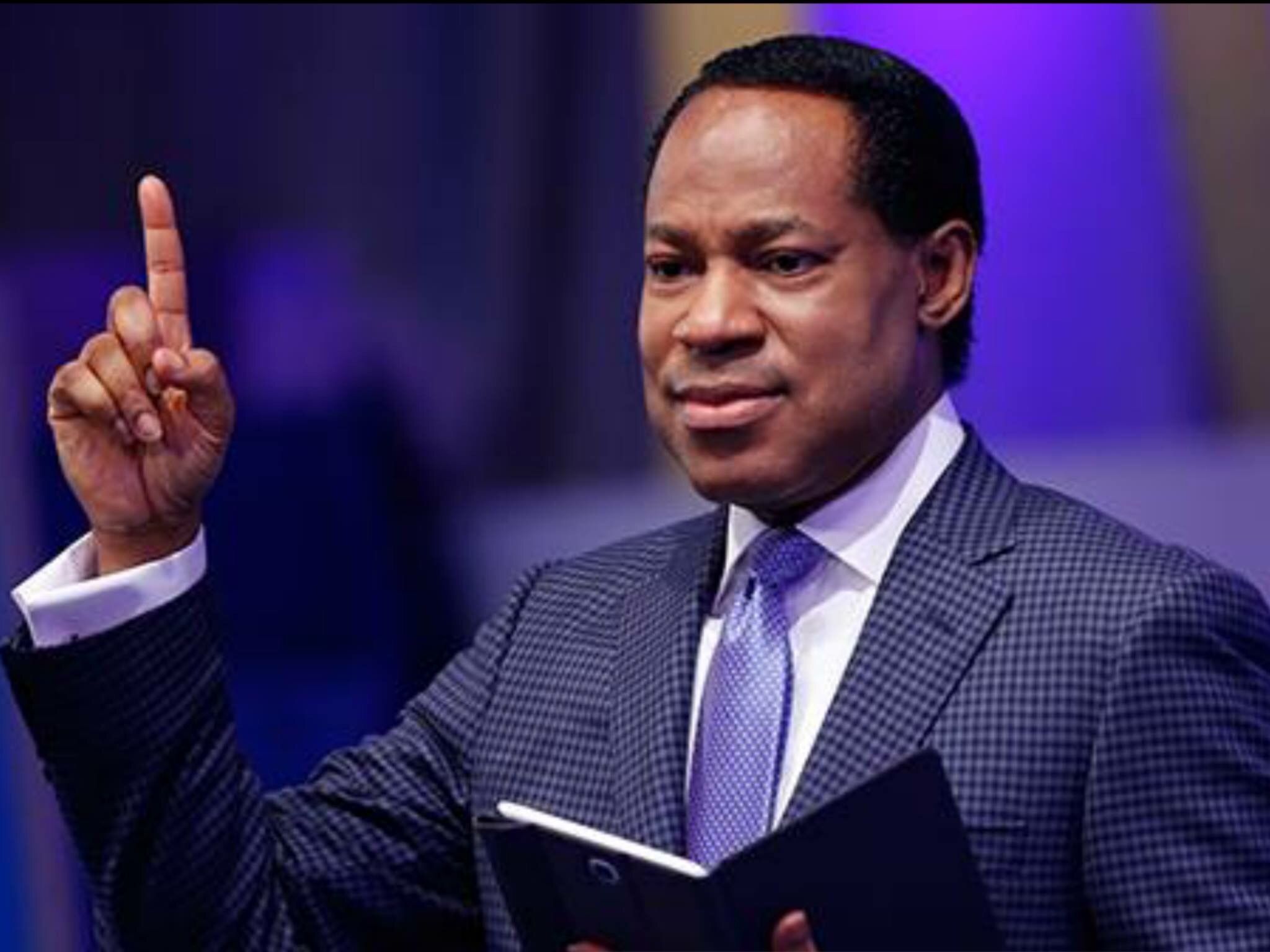 2048x1536 Pastor Chris.Worth hearing