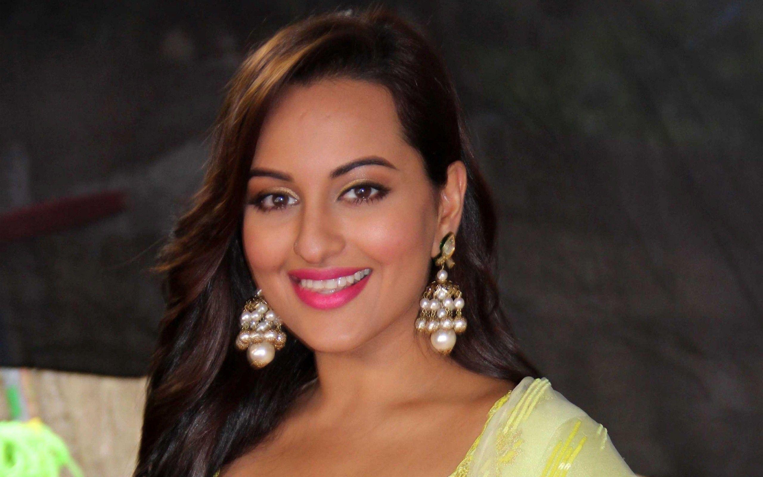 2560x1600 Sonakshi Sinha Bollywood Actress HD Wallpaper