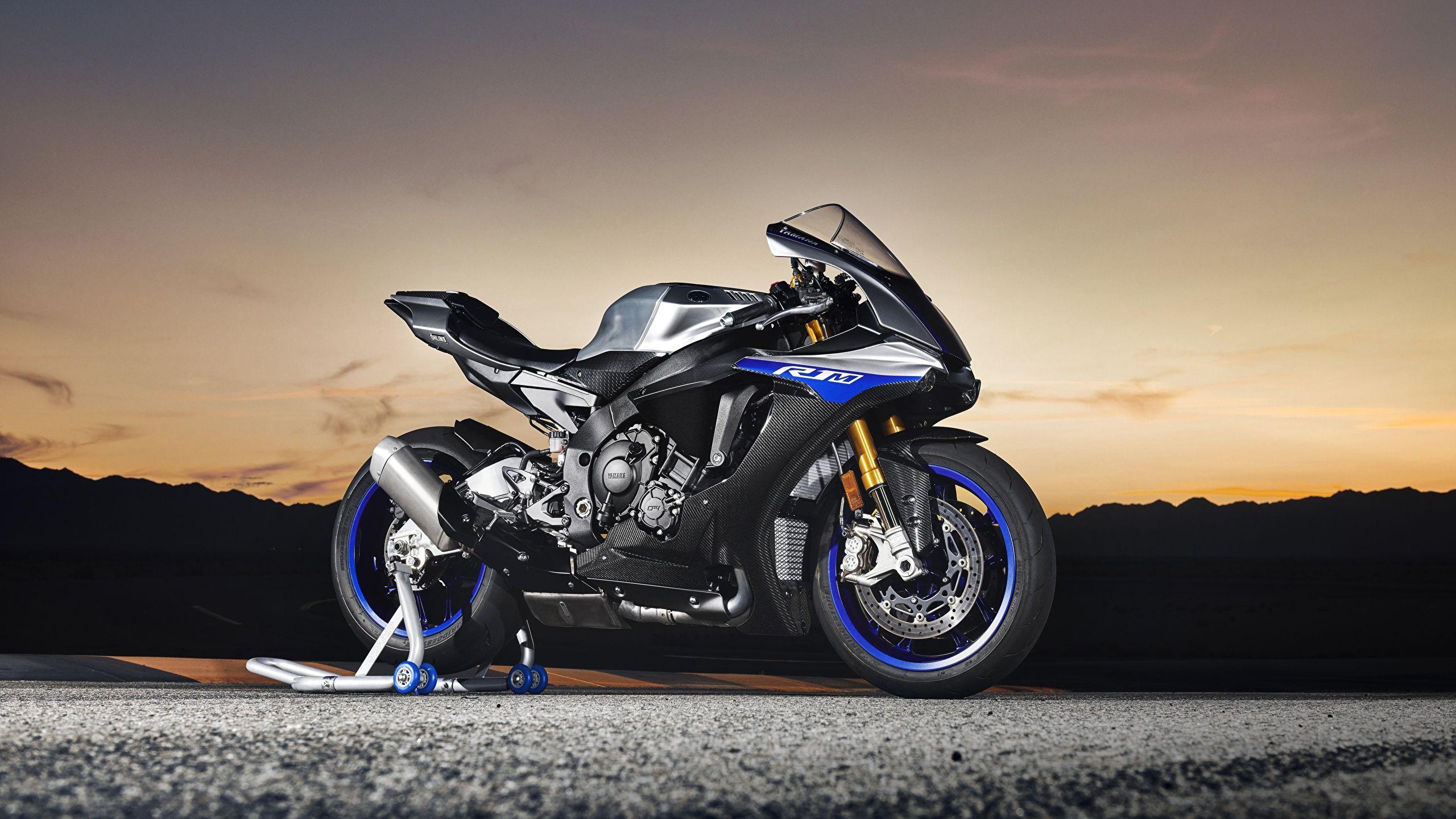 2560x1440 Hình nền máy tính để bàn Yamaha 2018 YZF R1M Bên cạnh xe máy 2560x1440