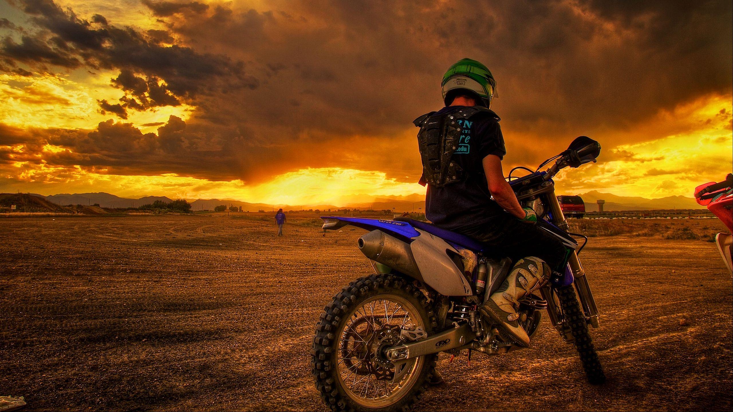 2560x1440 Download wallpaper 2560x1440 motorcyclist, motorcycle, sunset