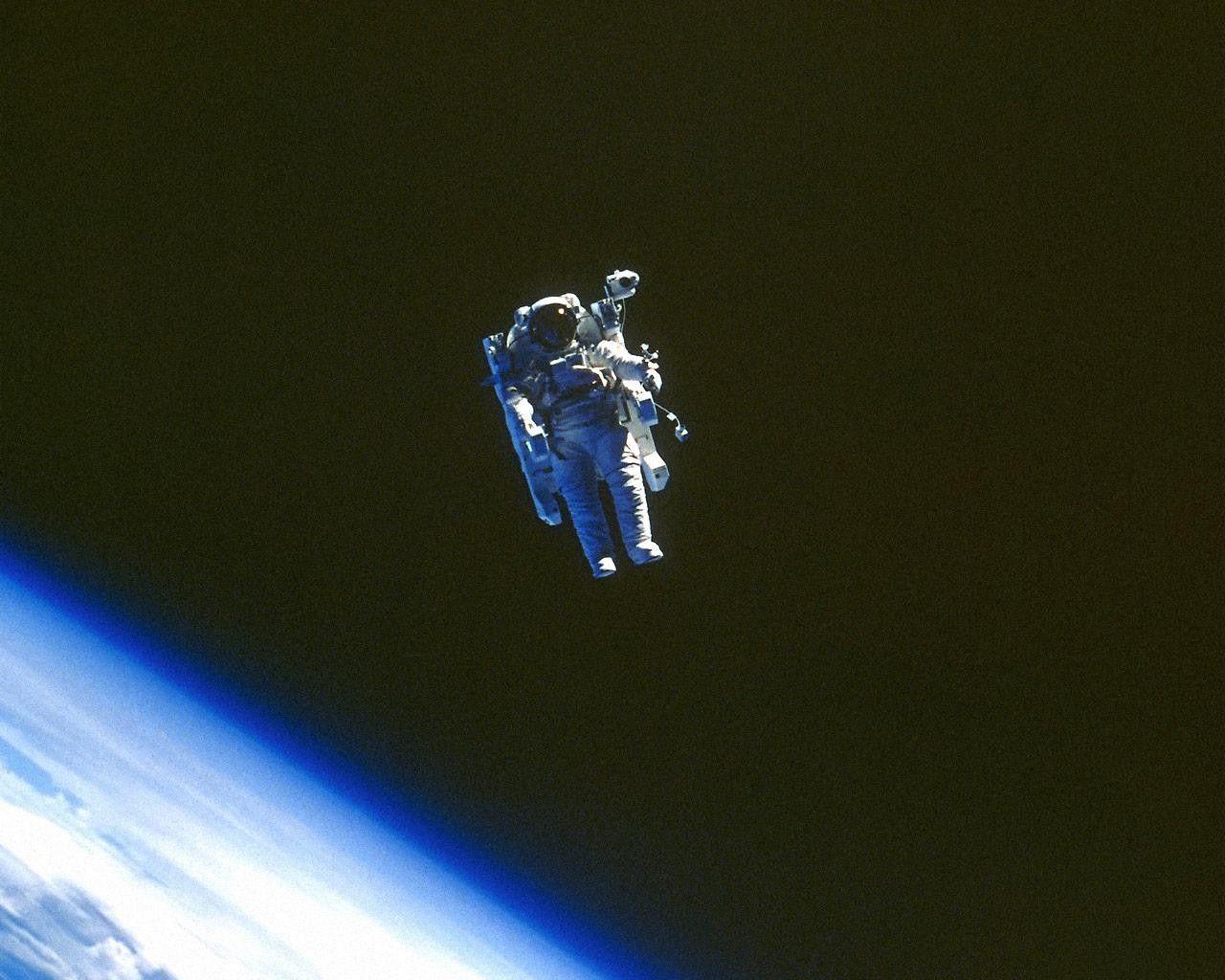 1280x1024 Wallpaper astronaut in open space free desktop background