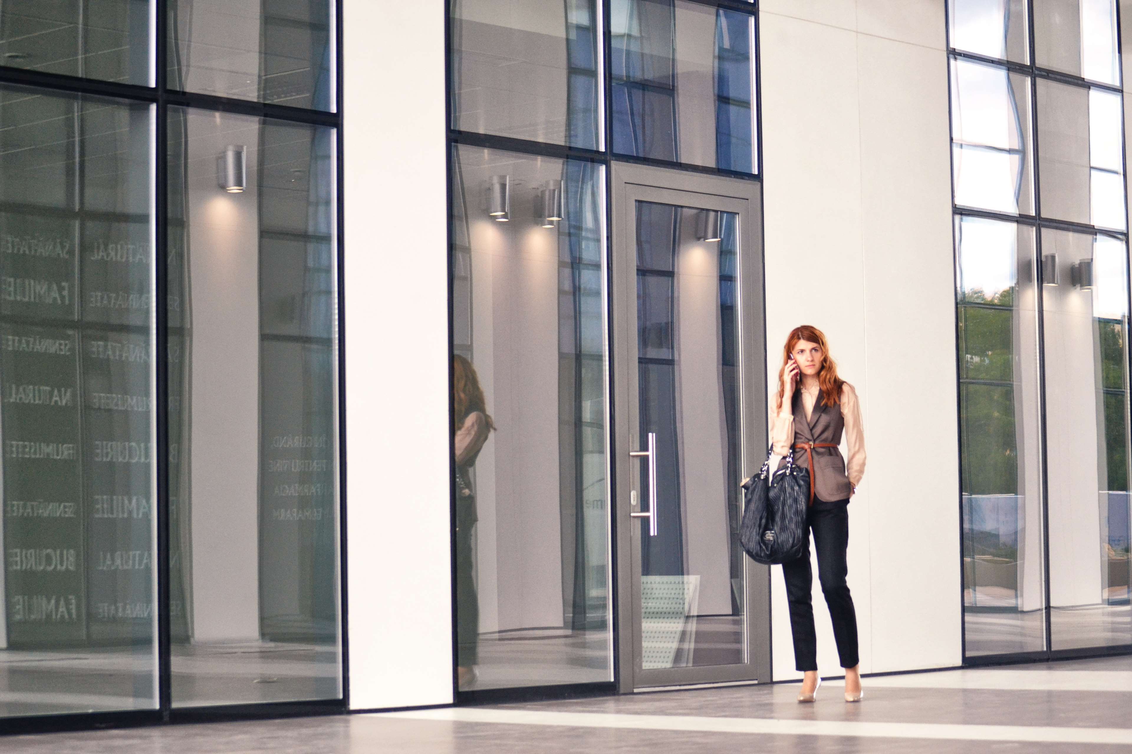 3840x2560 business woman on the phone wallpaper and background