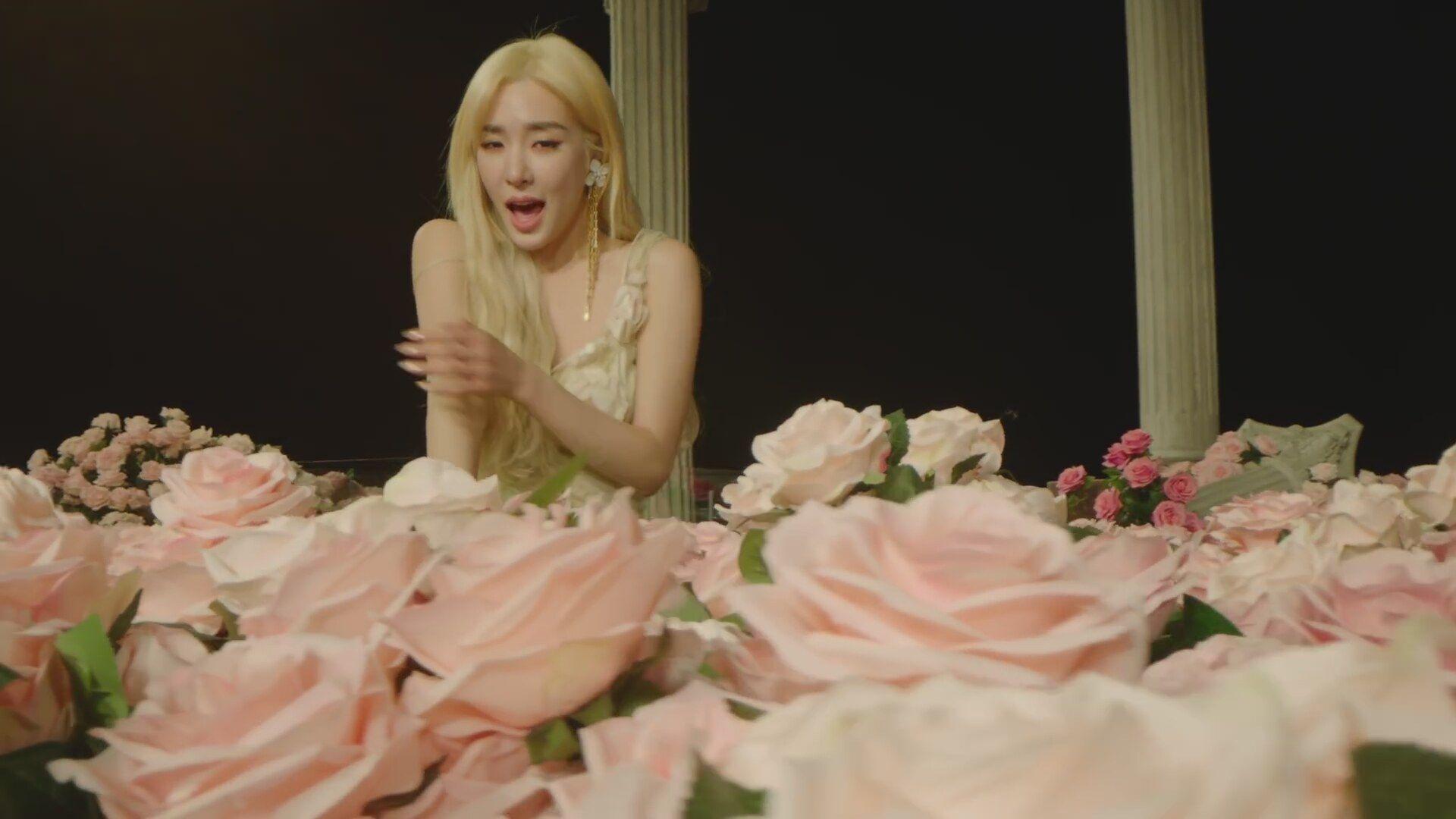 1920x1080 Tiffany Young On Lips. İ