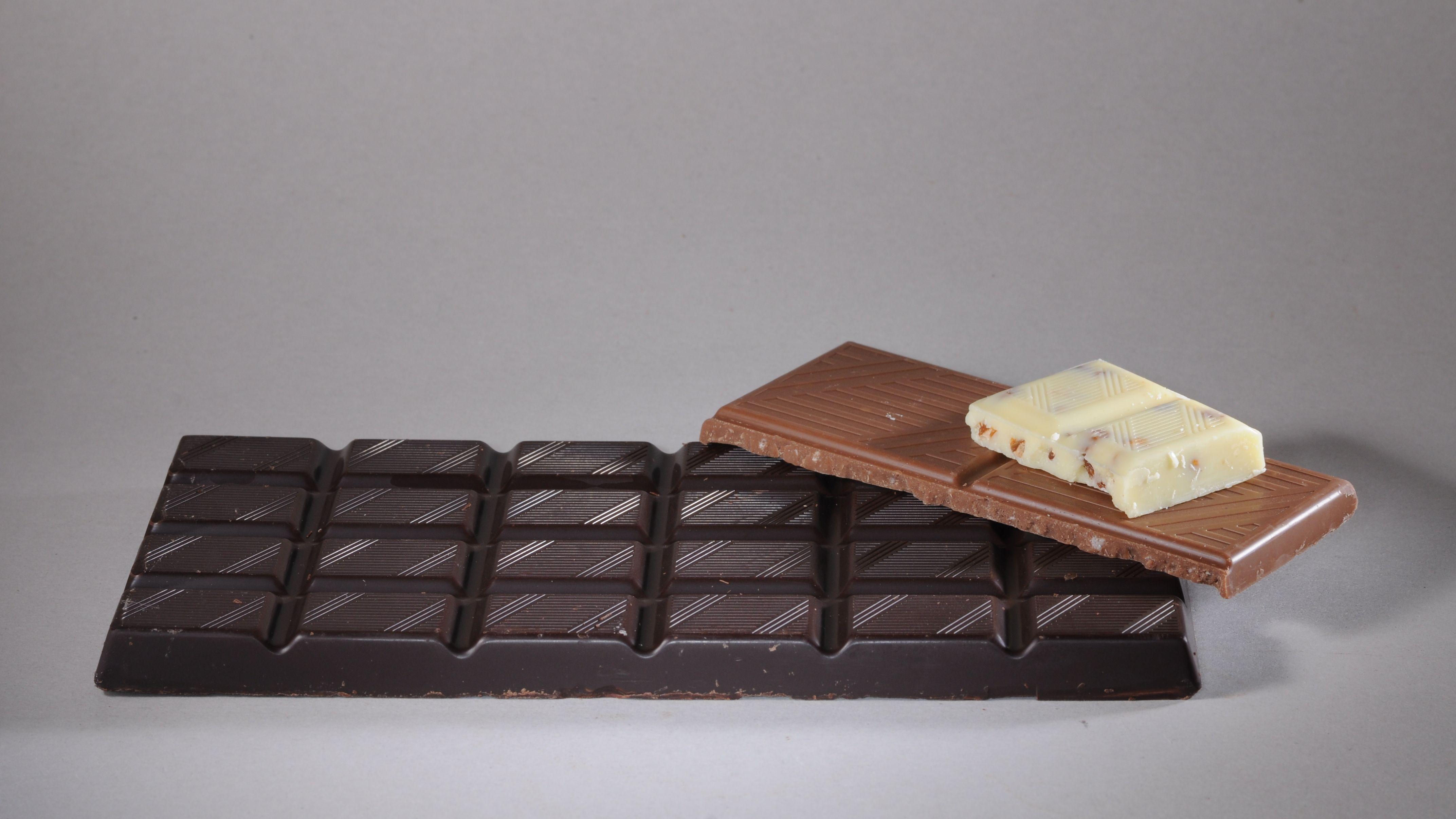 Шоколад купить в махачкале. Плитка шоколада. Обычный шоколад. Швейцарский шоколад плитка. Виды шоколада.