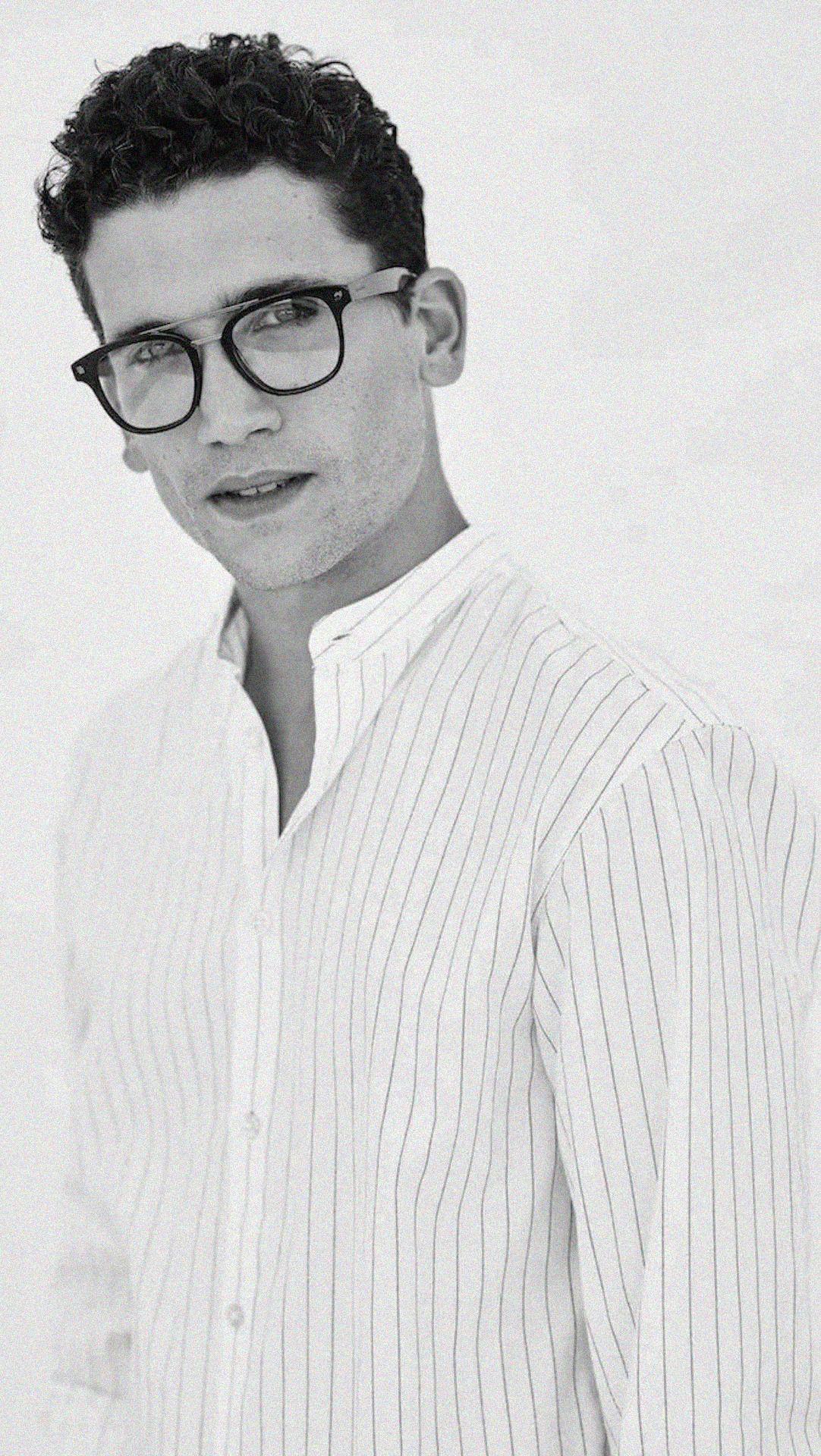 1082x1920 Jaime Lorente Wallpaper