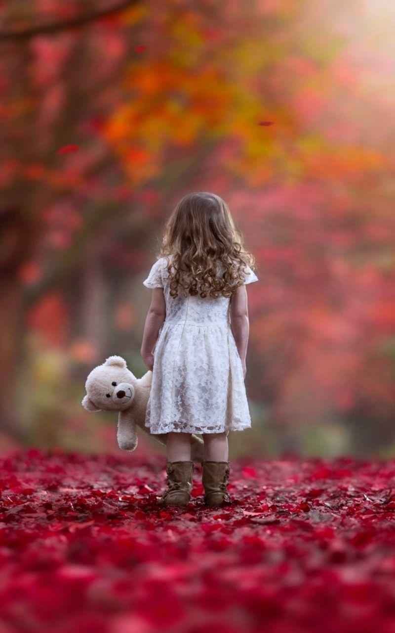 800x1280 Autumn Sad Lonely Little Girl Wallpaper