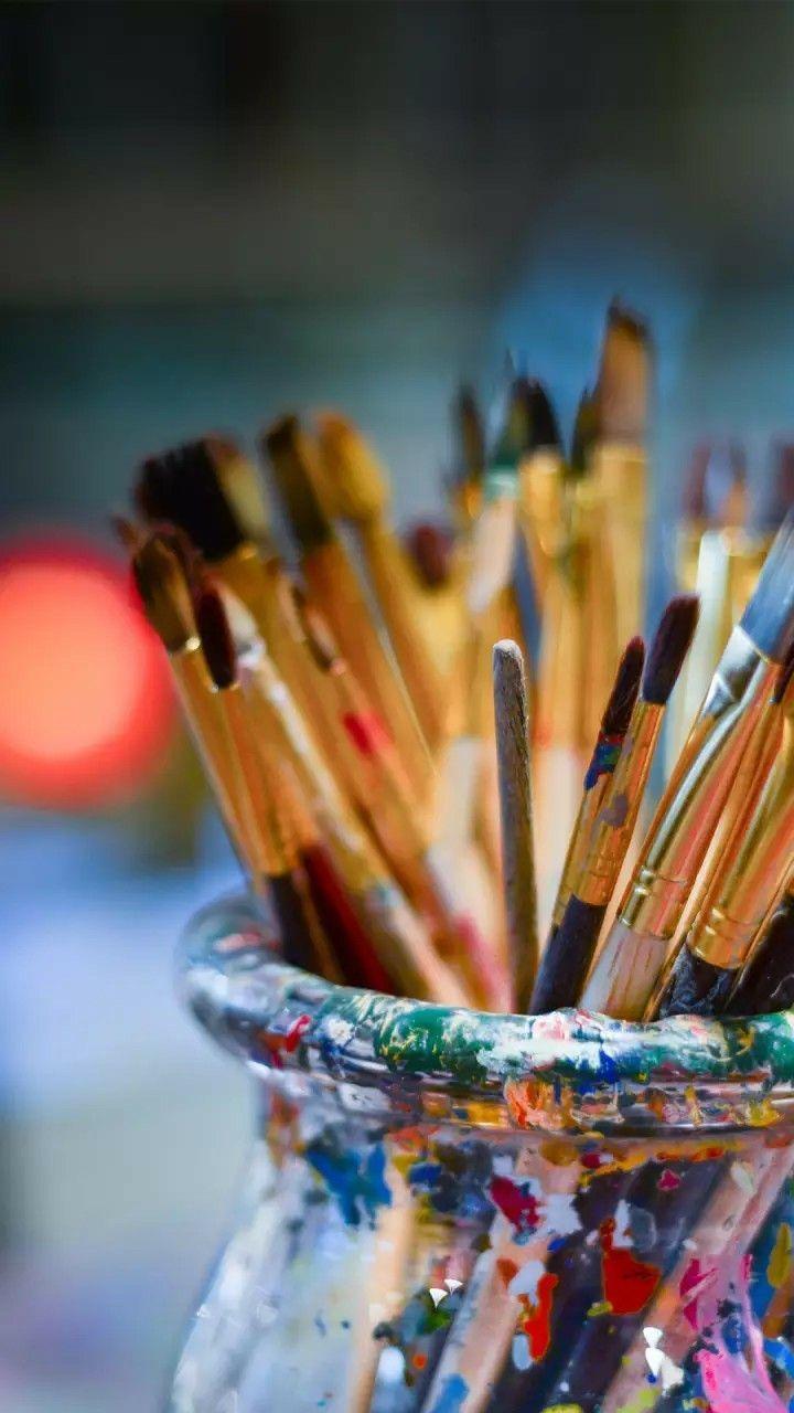 720x1280 Wallpaper. Cleaning paint brushes
