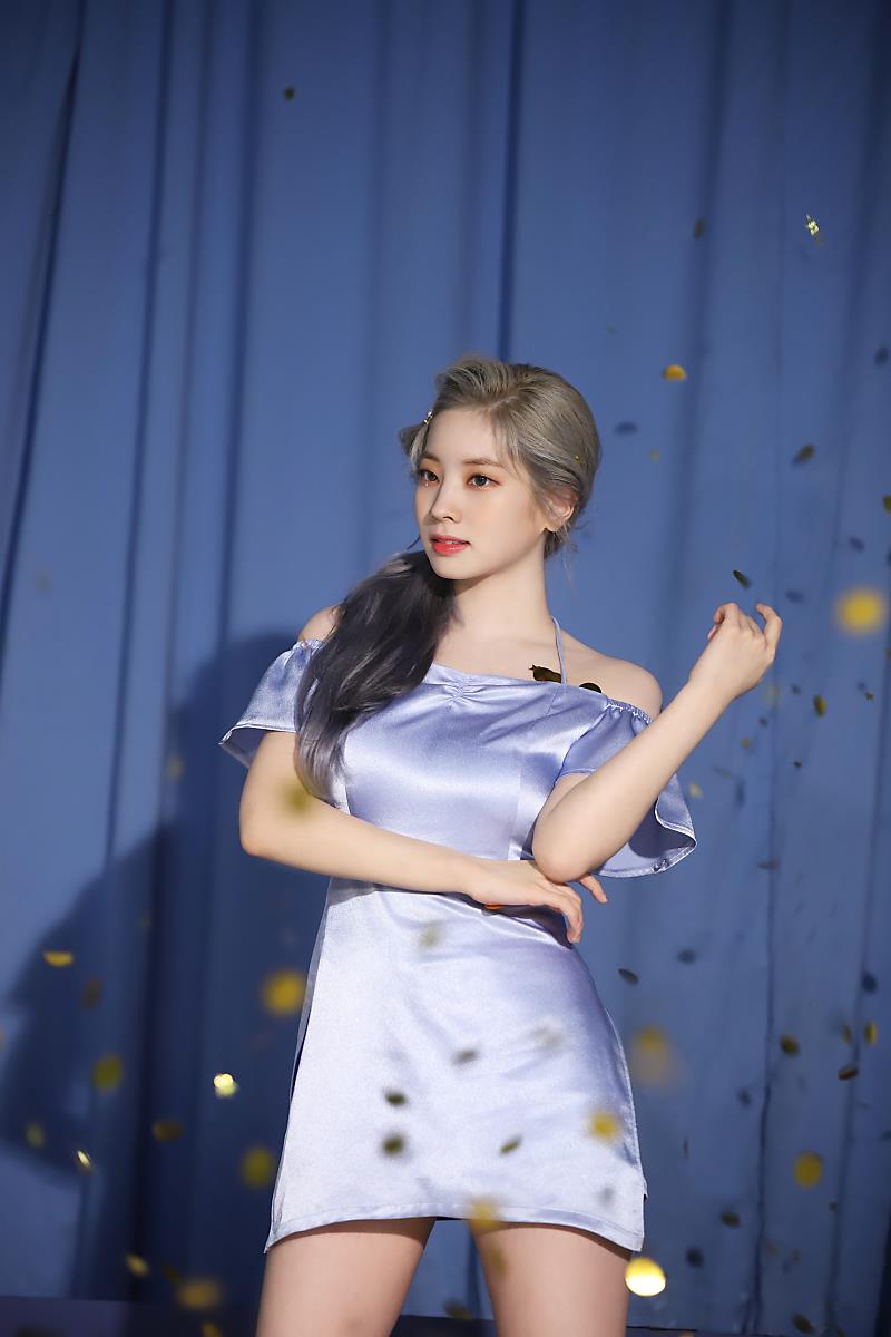 800x1200 Twice Wallpaper 4k