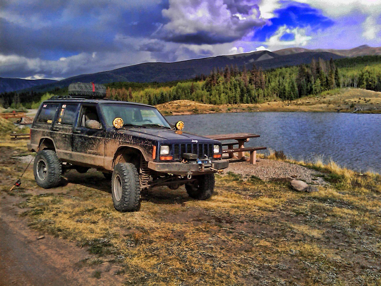 1600x1200 Jeep Cherokee Wallpaper