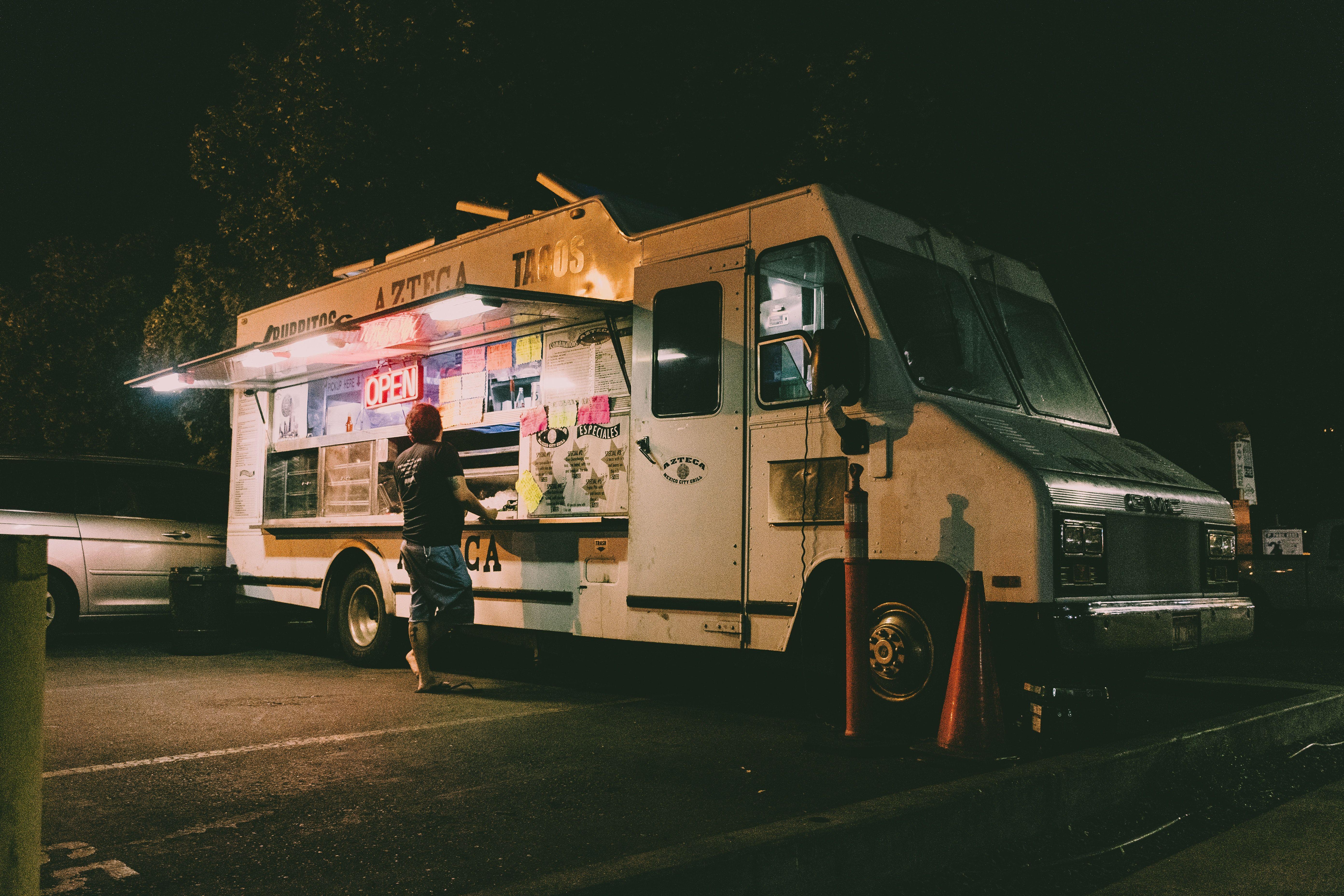 5568x3712 Free of food truck