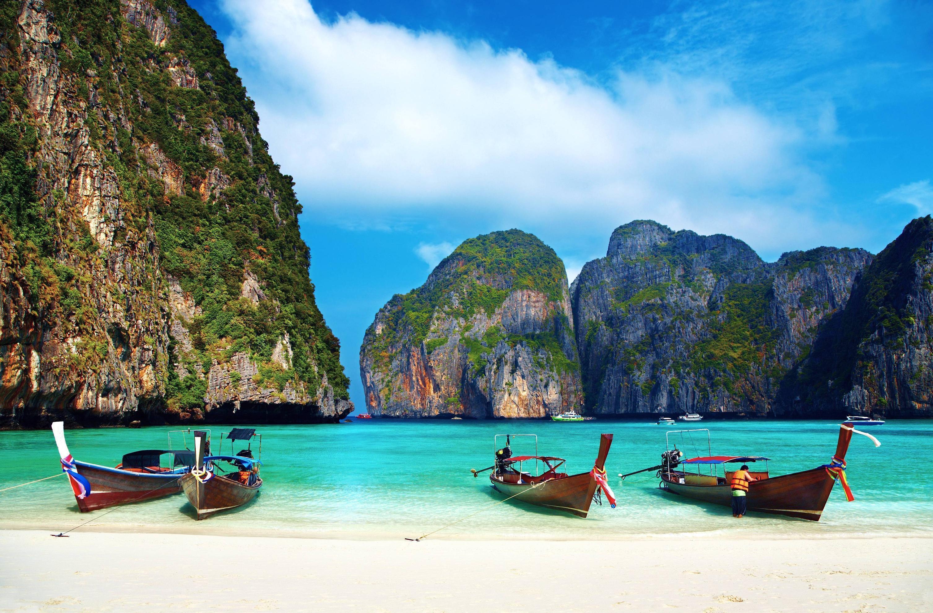 3014x1980 Thailand Beaches With Boats Wallpaper
