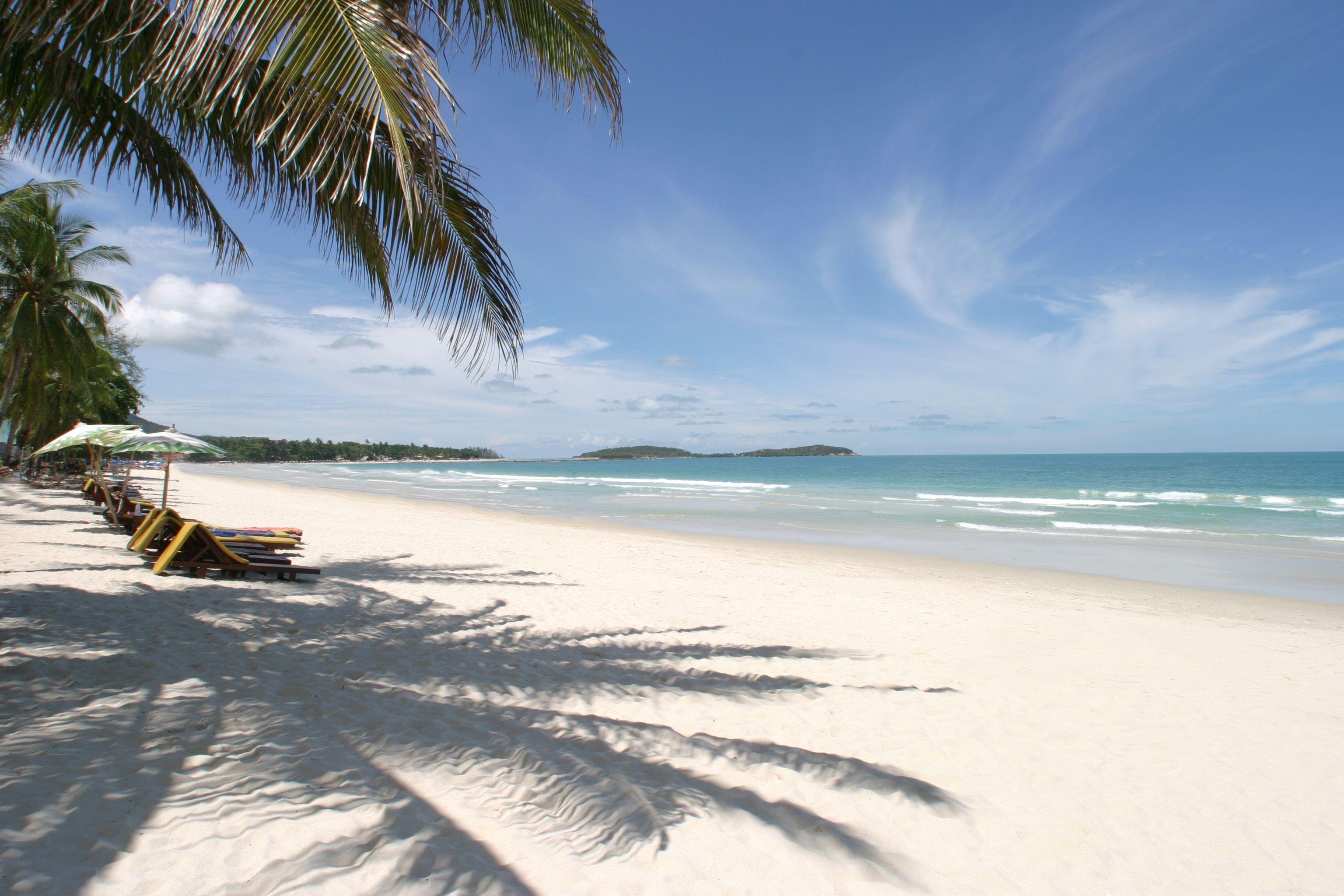 3072x2048 Sandy beach in the resort of Hua Hin, Thailand wallpaper